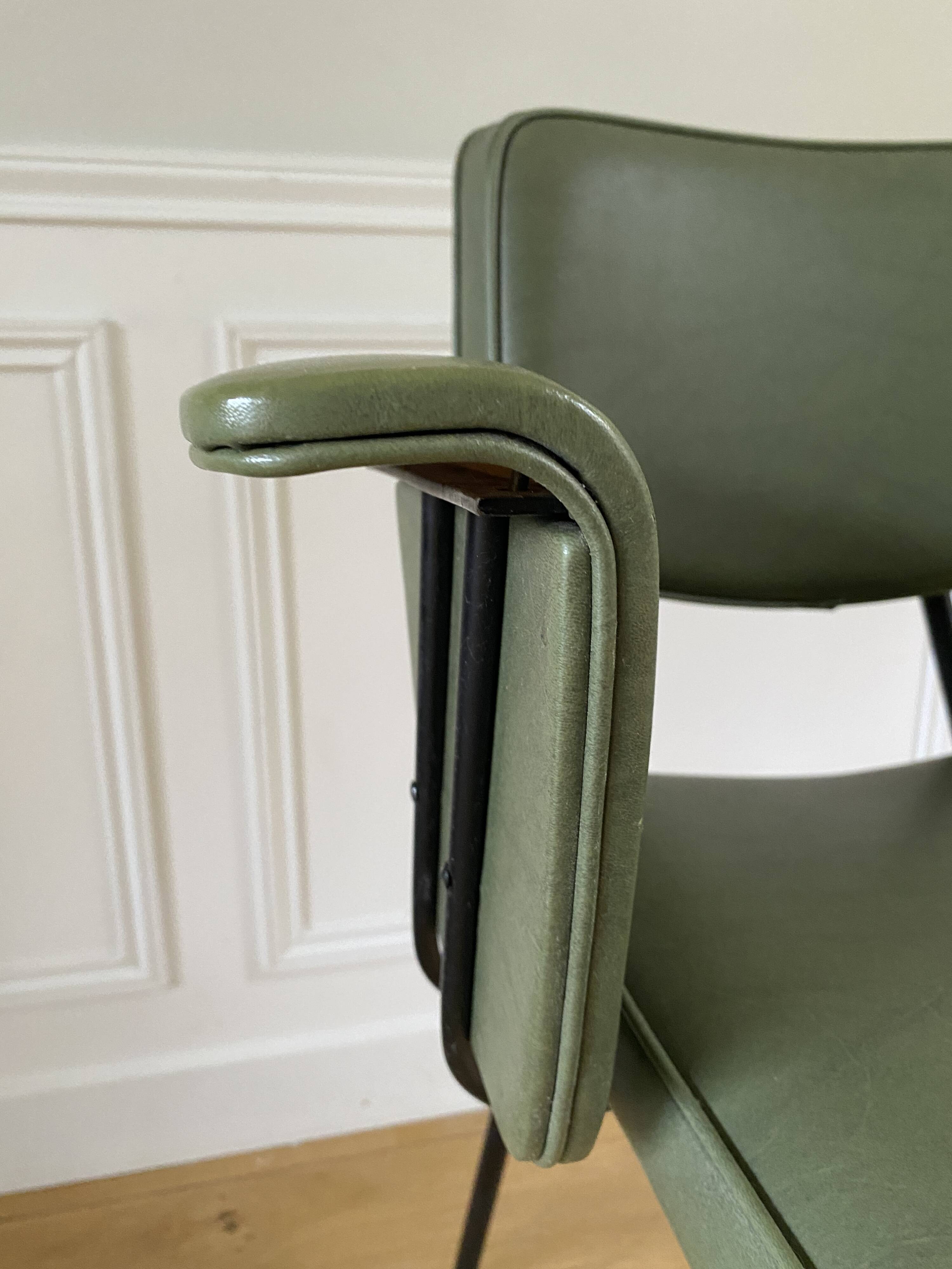 Chaise vintage à accoudoirs skaï vert