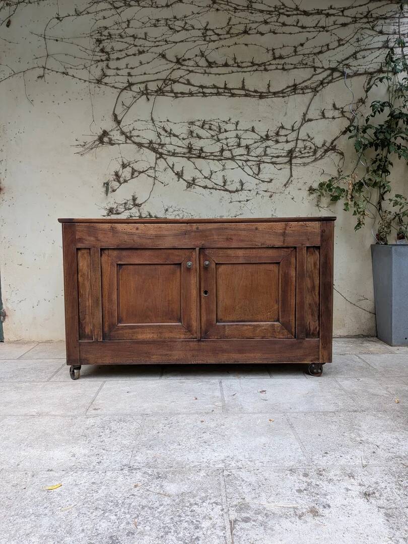 Buffet bas en bois massif sur roulettes – style industriel & campagne