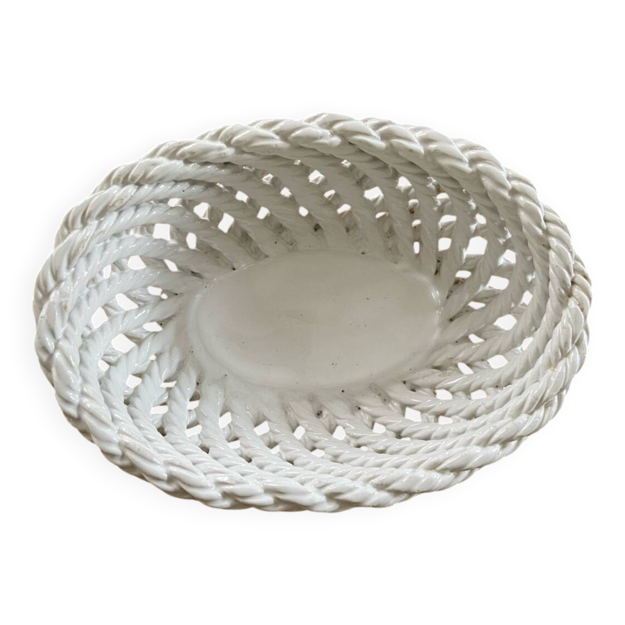 Woven basket in pierced porcelain