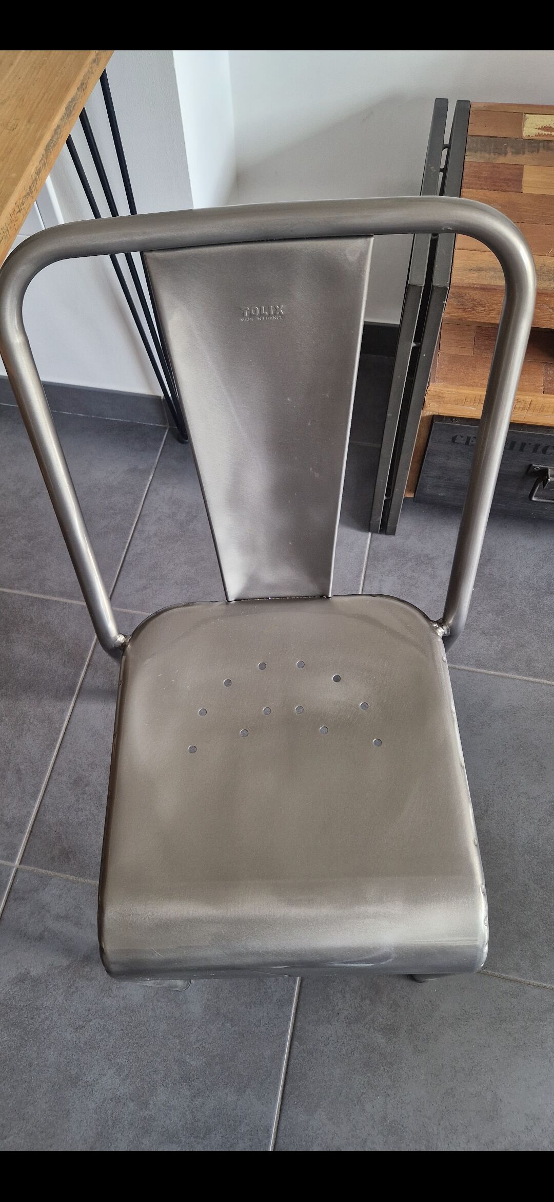 Authentique Chaise Tolix Neuve – Acier Brossé Verni