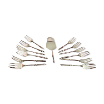 Silver metal cake service