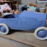 Ancienne voiture à pédales 1920