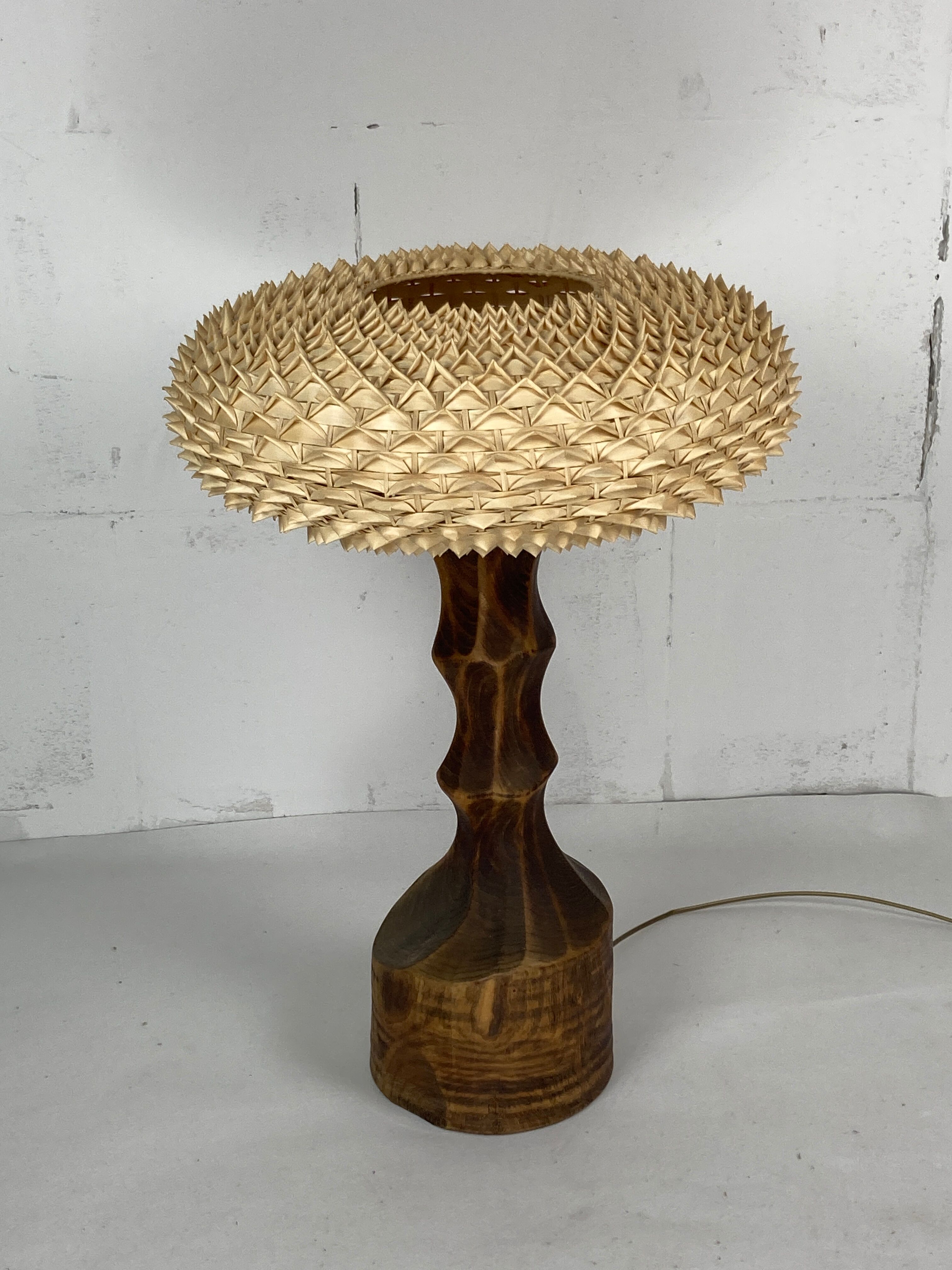 Large brutalist table lamp with rattan shade, Dutch ca 1960s ( 76 cm )