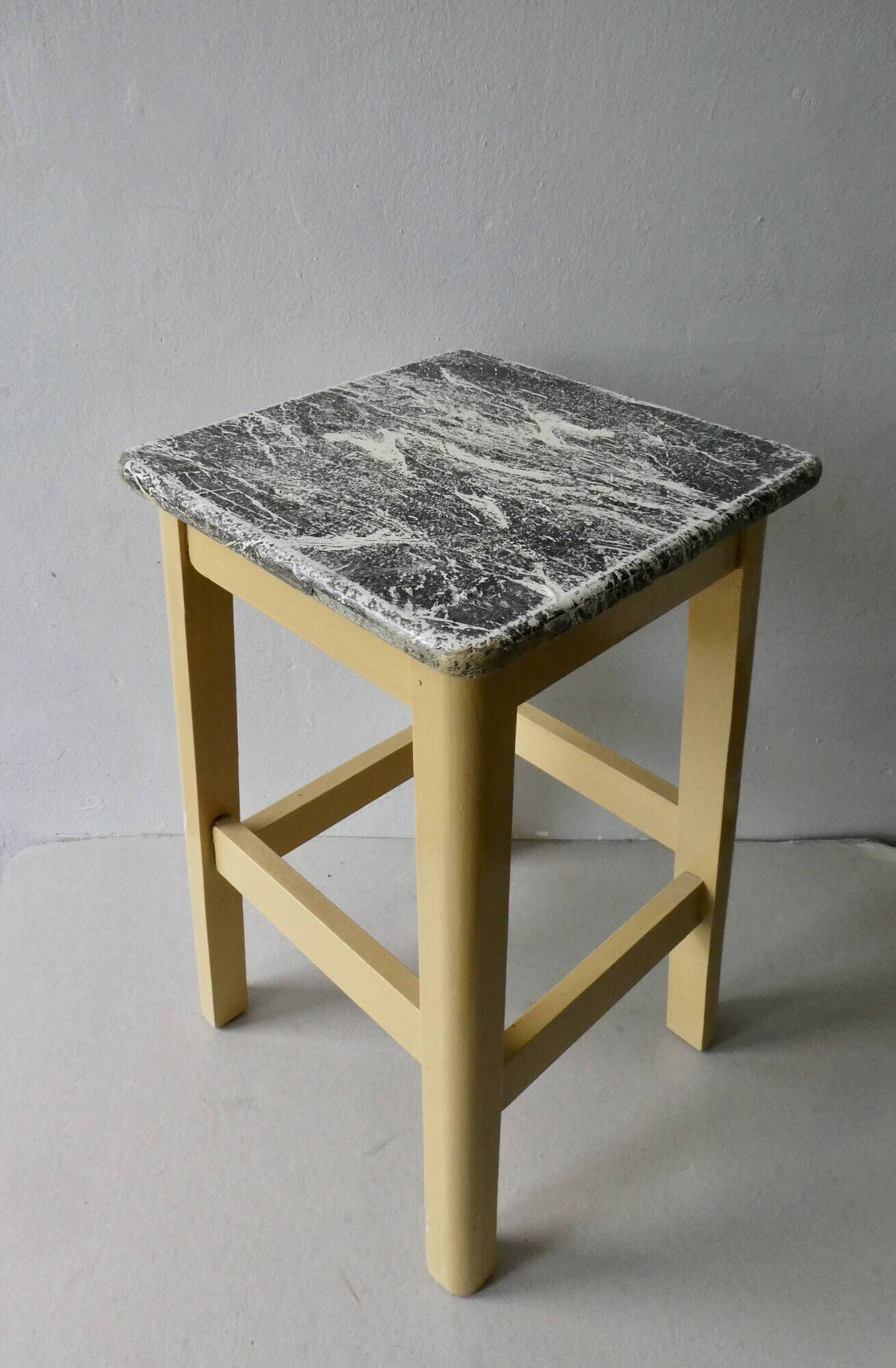 Tabouret des années 50 en bois dans sa couleur d'origine