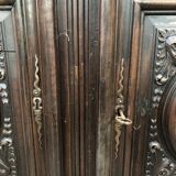 Armoire ancienne Louis XIII en noyer massif avec ses portes sculptées