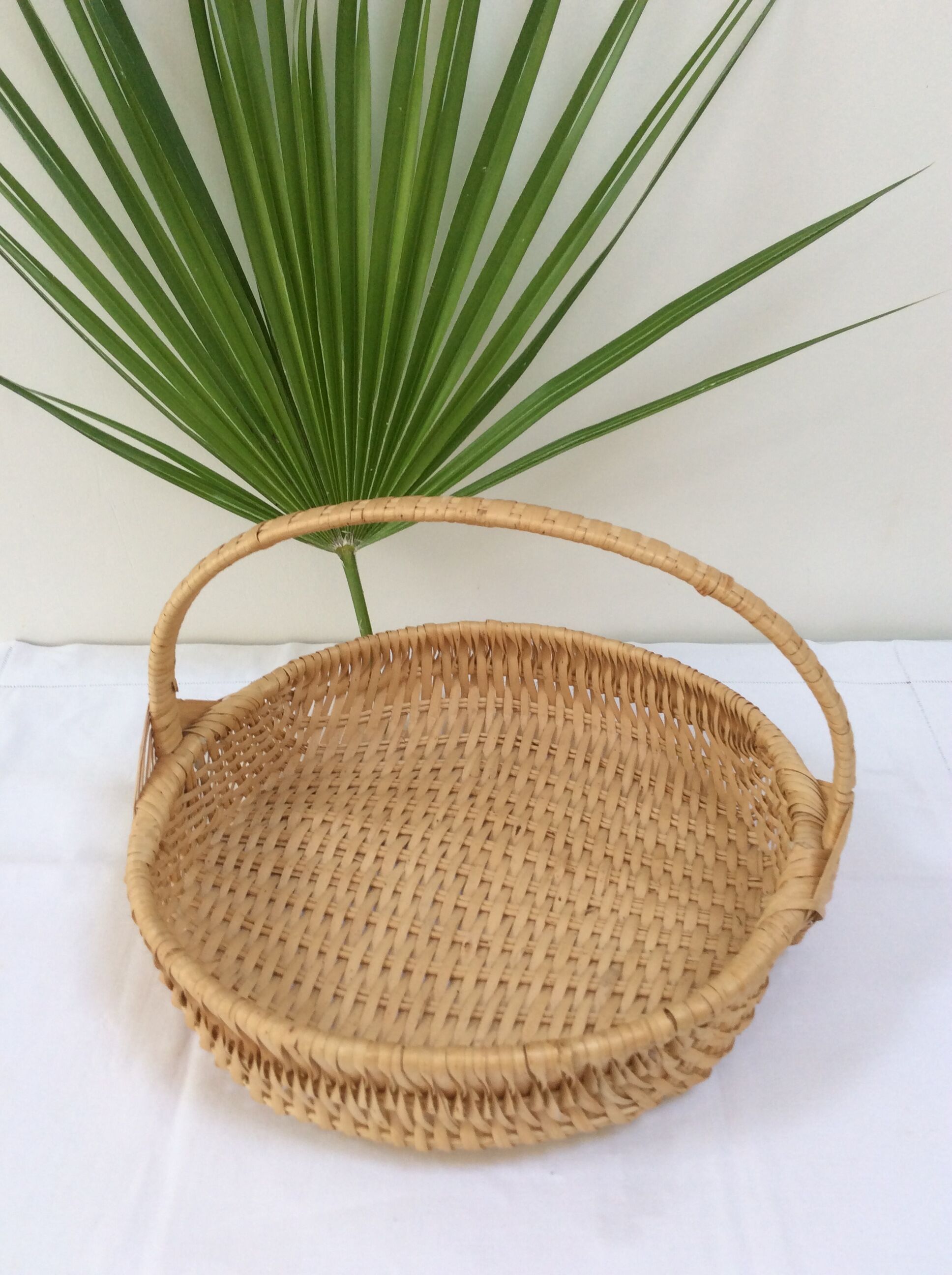 Round basket with loop wicker raffia 60s