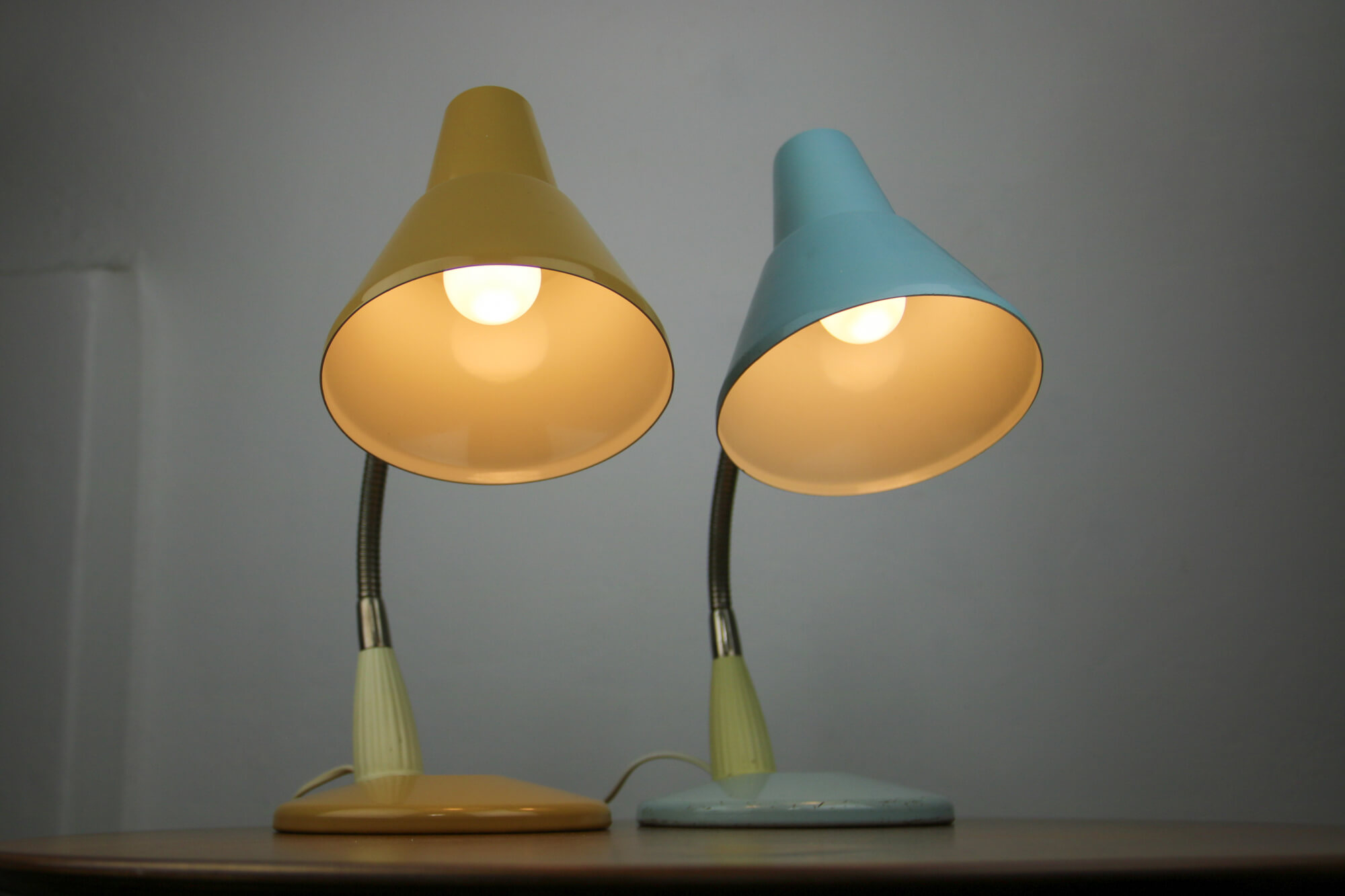 Adjustable Desk Lamp in Blue and Sand Painted Metal and Chrome-Plated Spiral Arm, 1970s, Set of 2