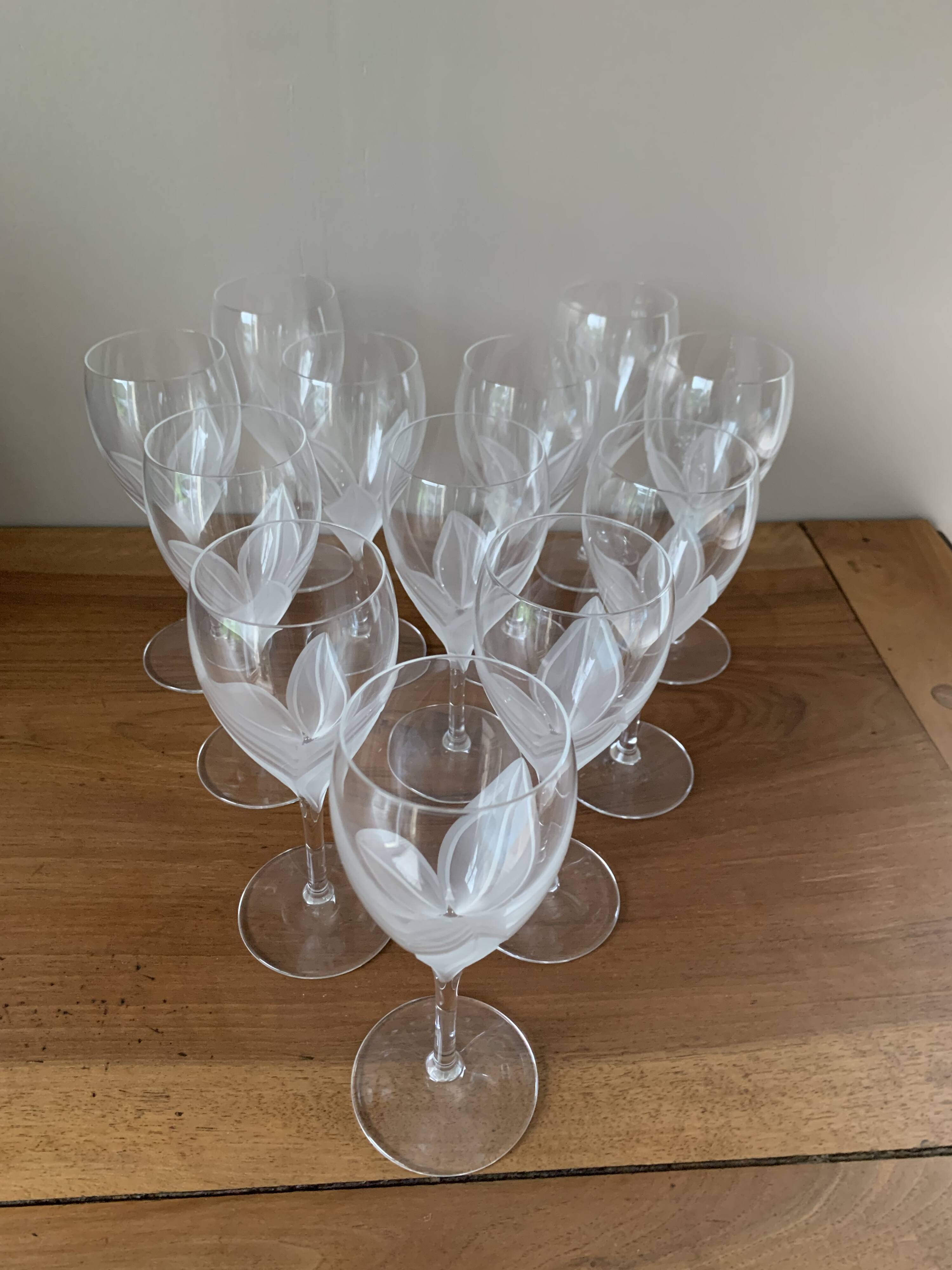 12 verres à vin décor feuille