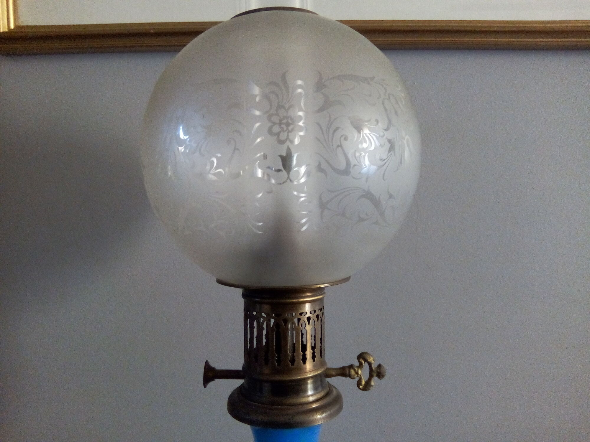 Lampe à pétrole en verre opalescent bleu, électrifiée