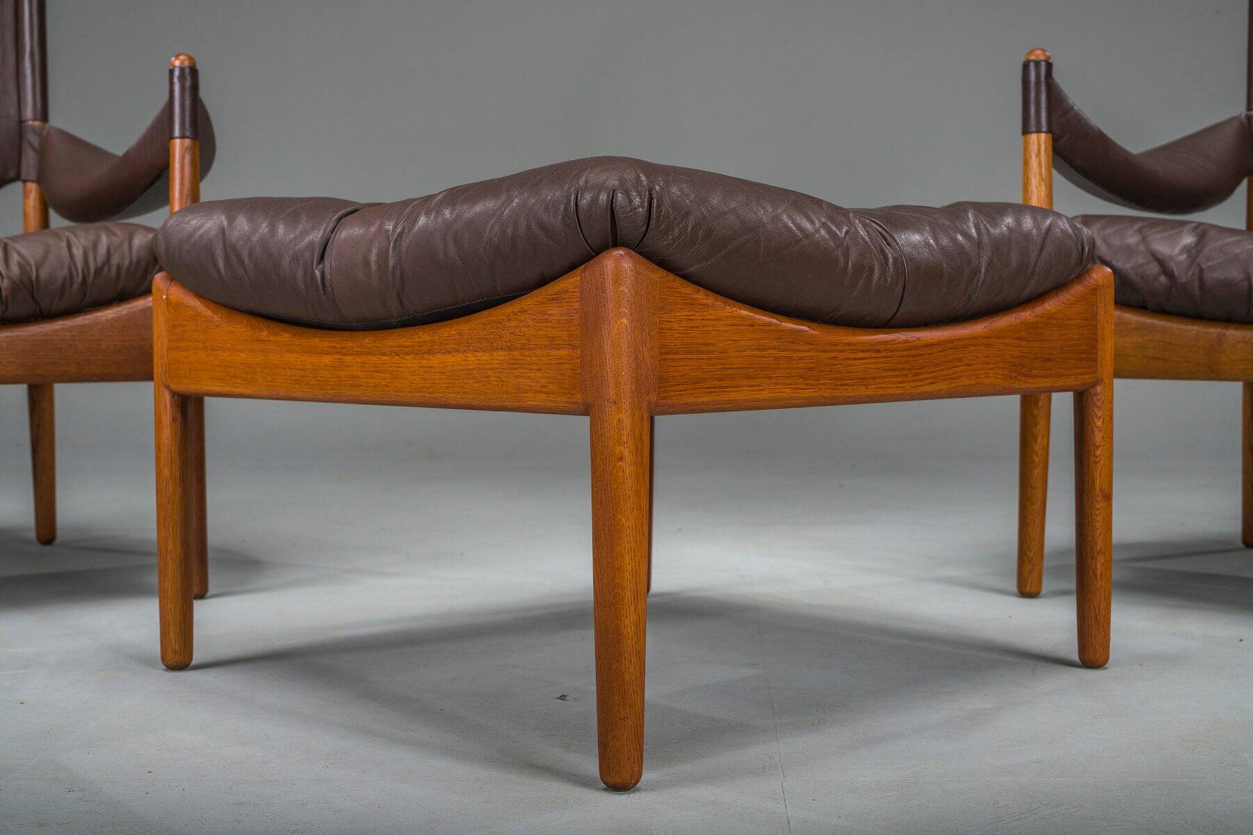 Ensemble de 3 fauteuils lounge danois modernes en chêne et cuir avec repose-pieds, conçus par Kristian Vedel pour Søren Wiladsen, années 1960.