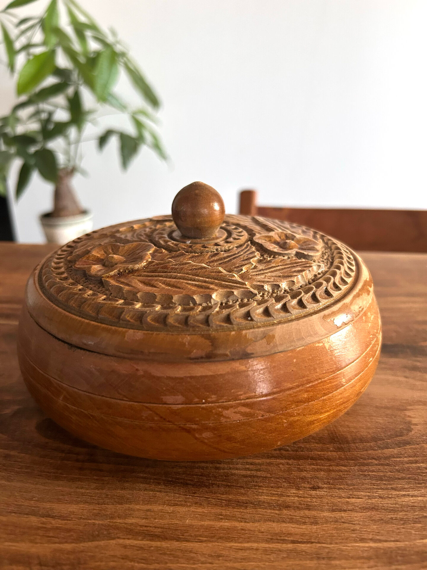 Boîte en bois sculpté à la main