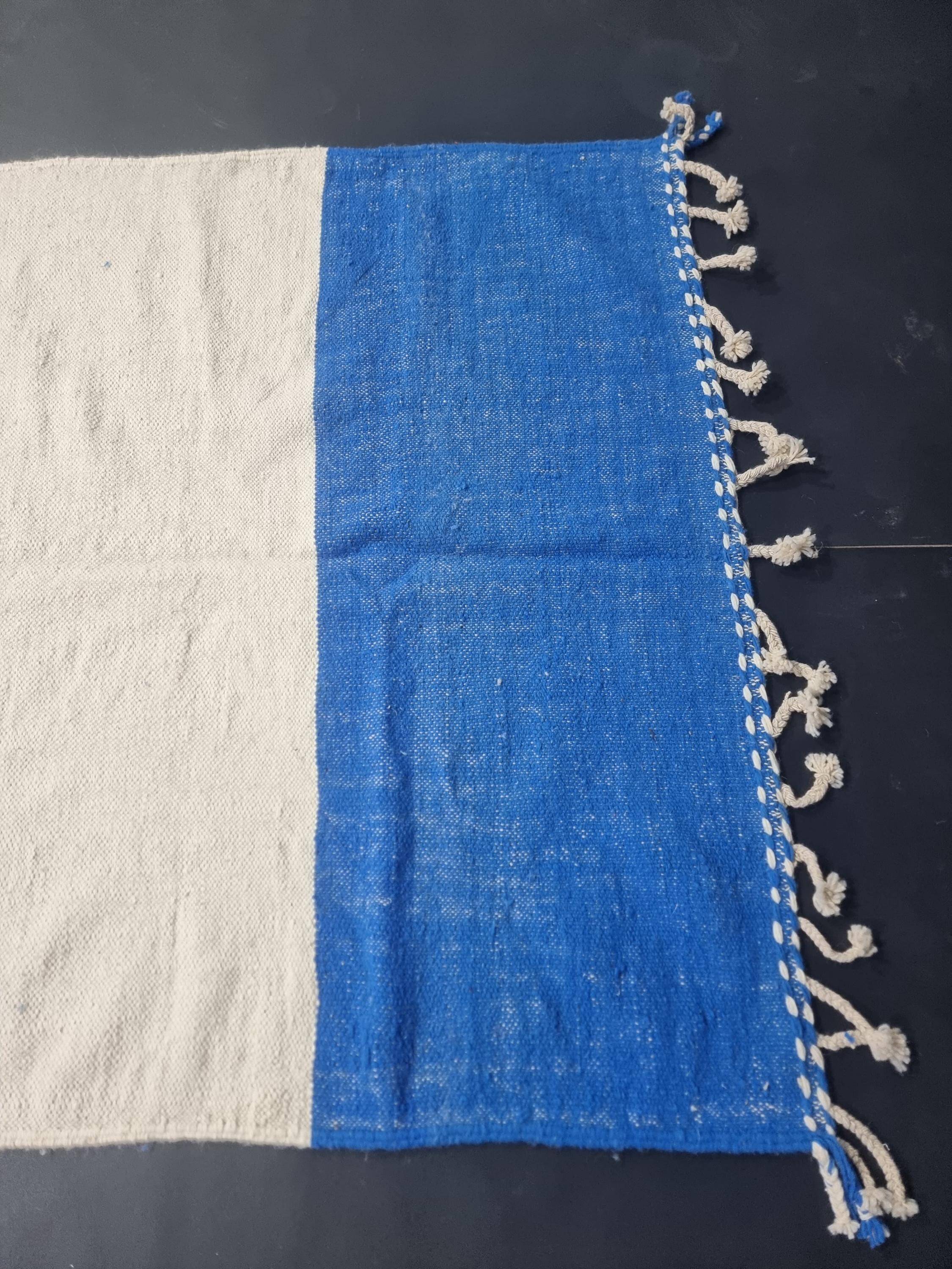 Superb Moroccan wool rug, handmade, dimensions 250x150 cm.