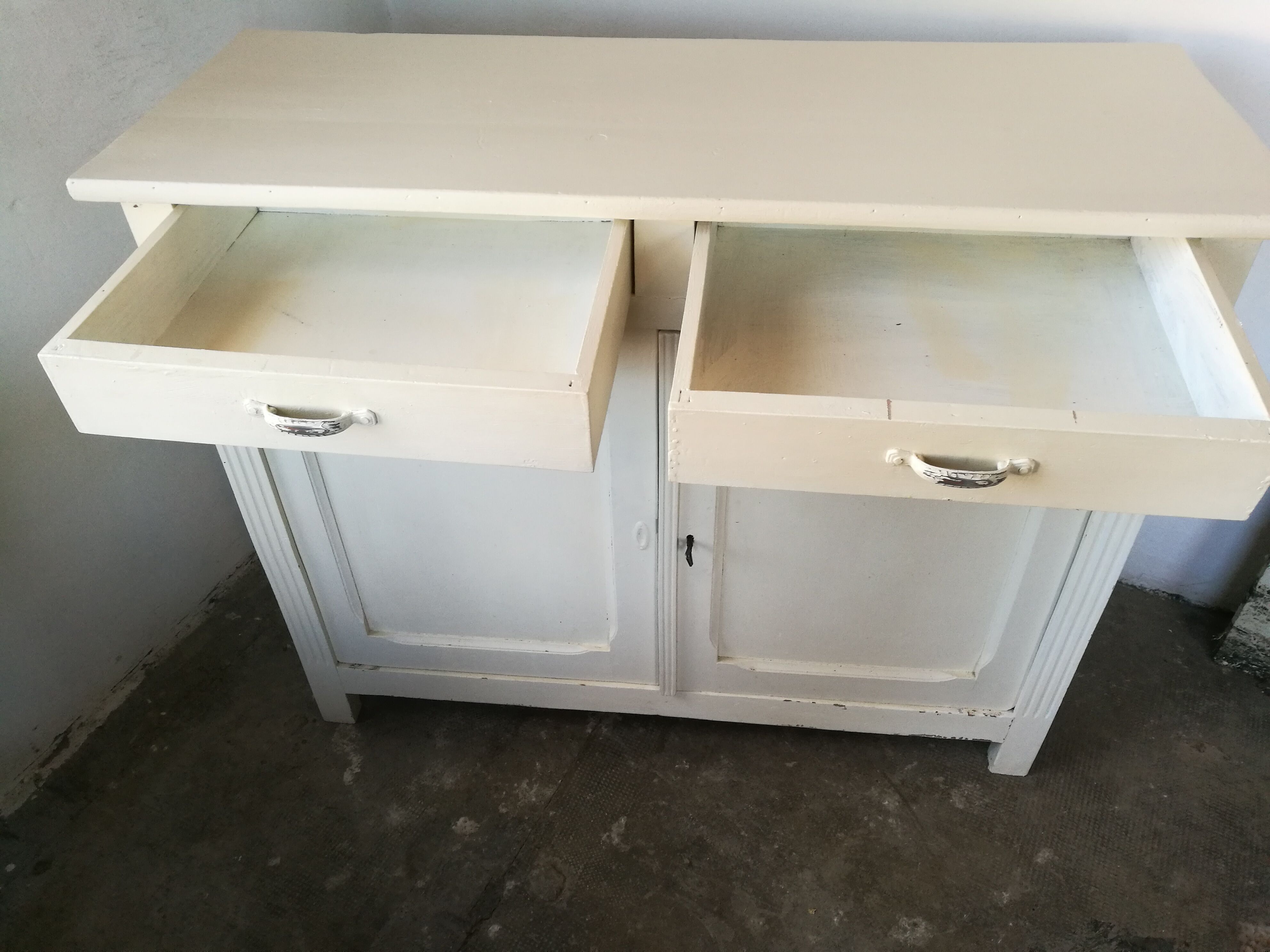 White parisian buffet