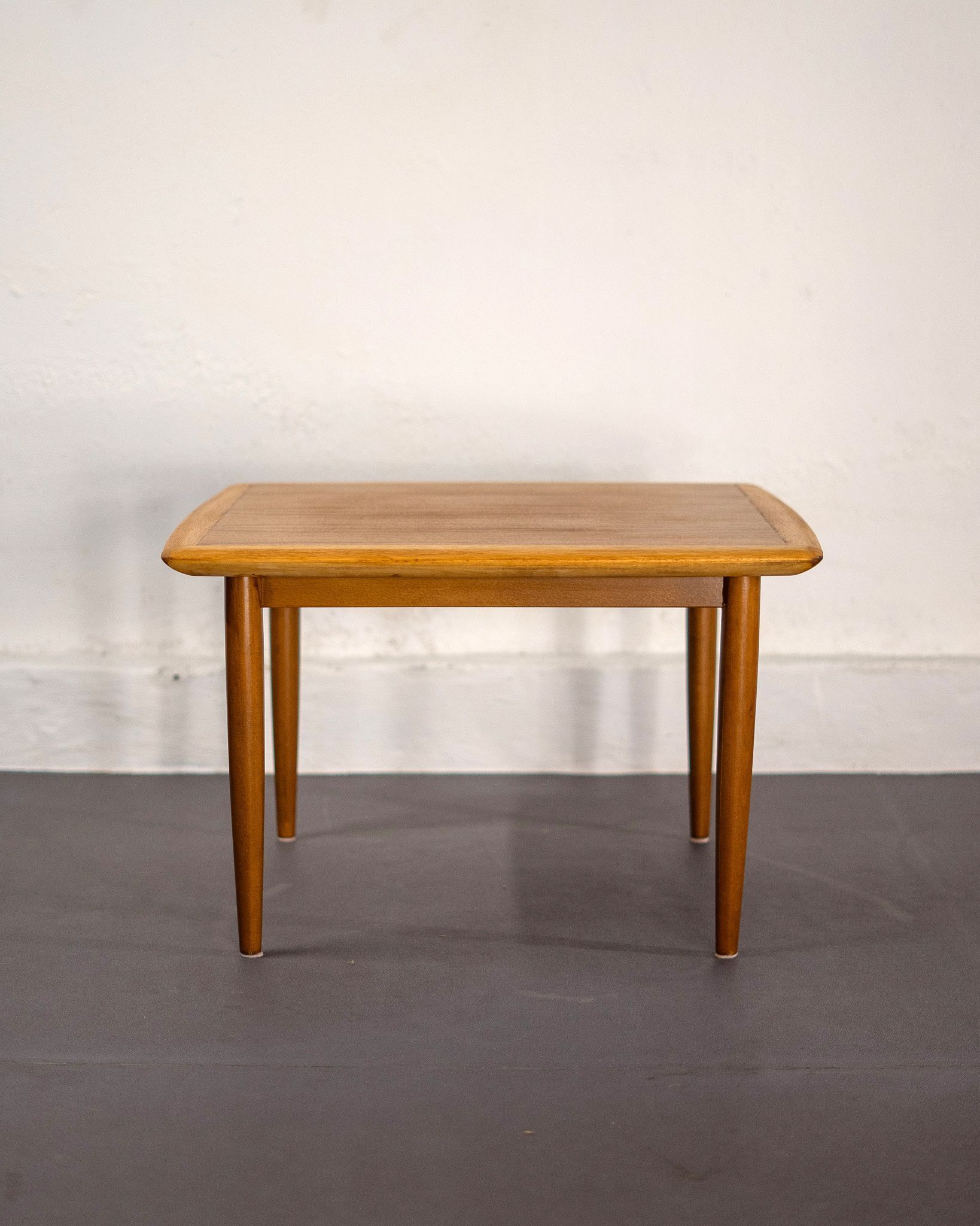 Table basse carrée de design allemand