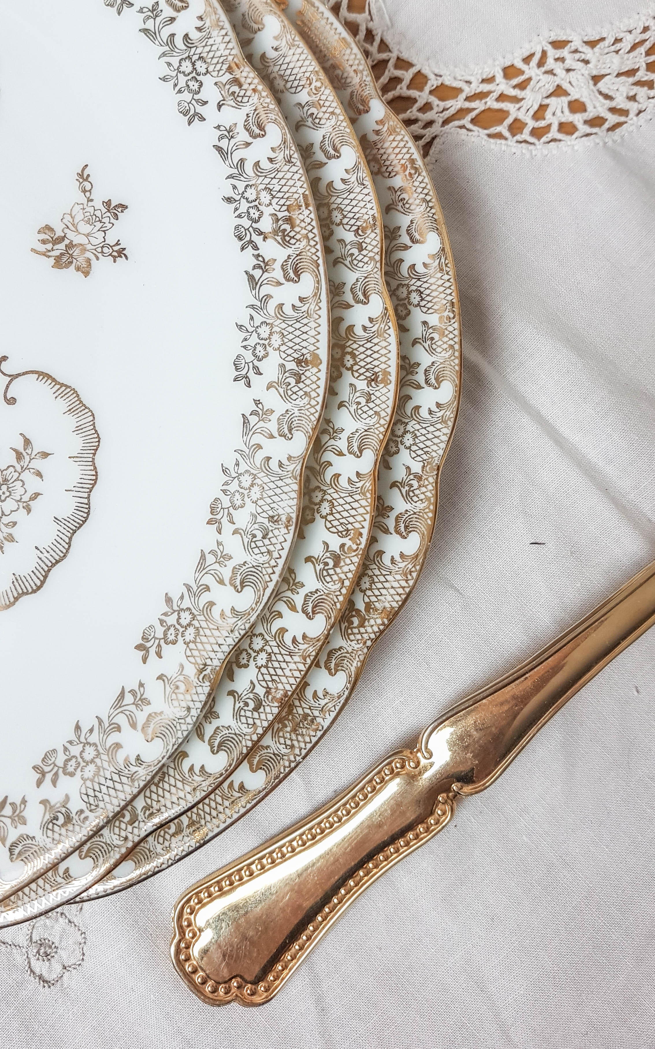 Lot of 4 flat plates Limoges FD Chauvigny golden white rose pattern
