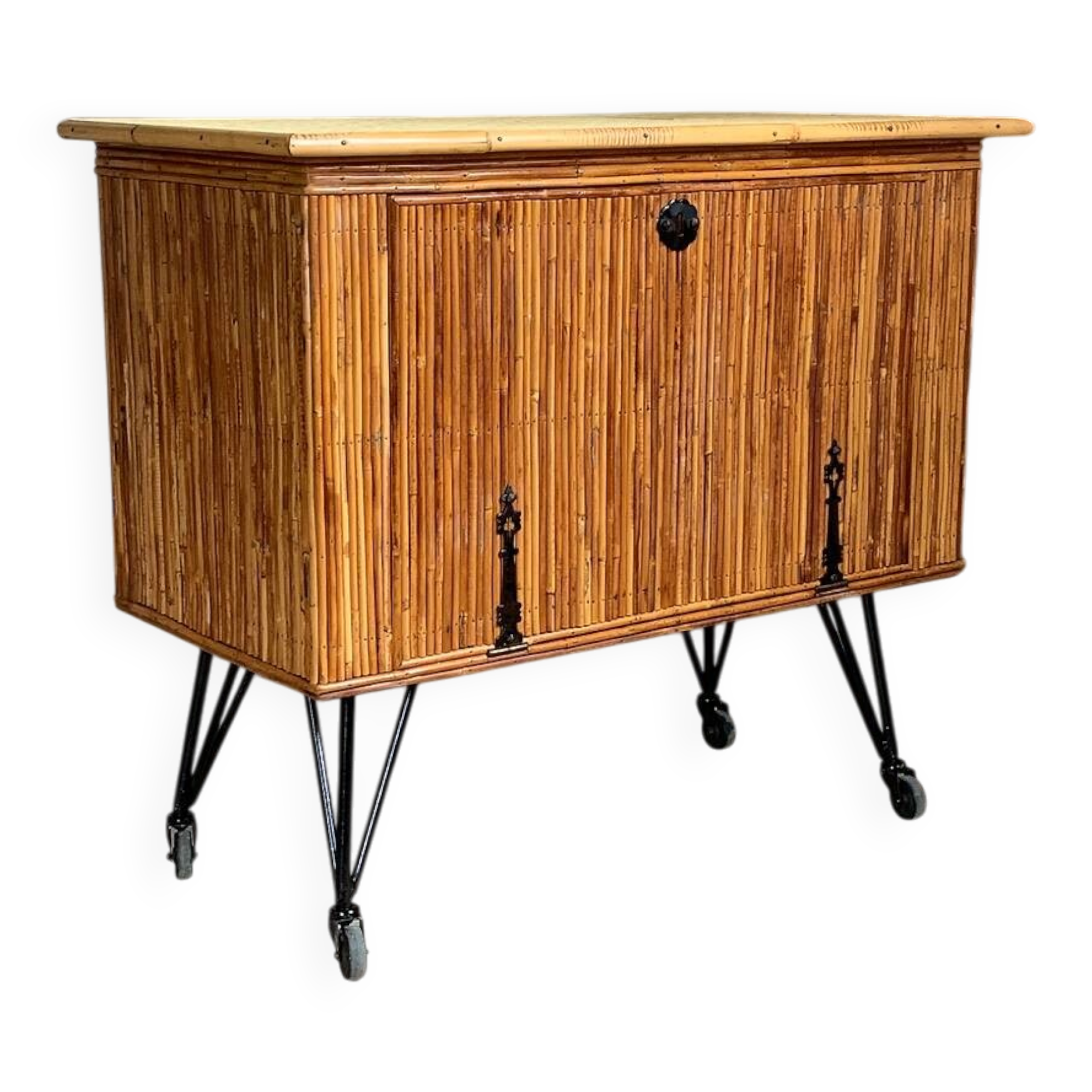 Vintage rattan buffet bar
