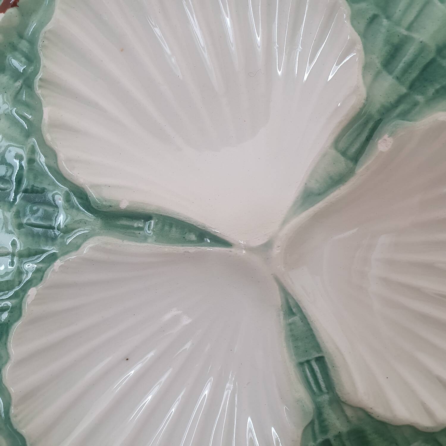 Ceramic scallop serving dish / Barbotine