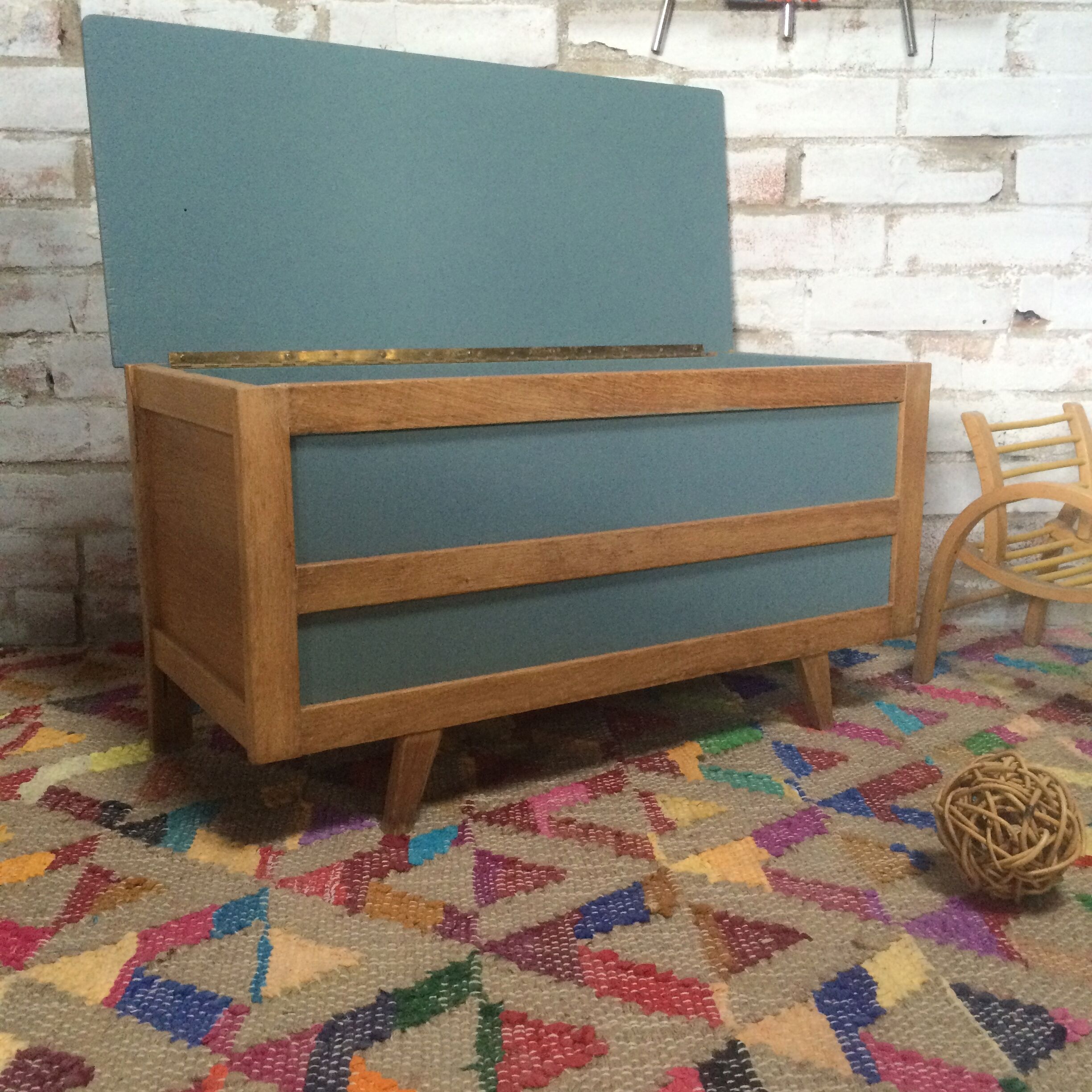 Compass legs storage trunk
