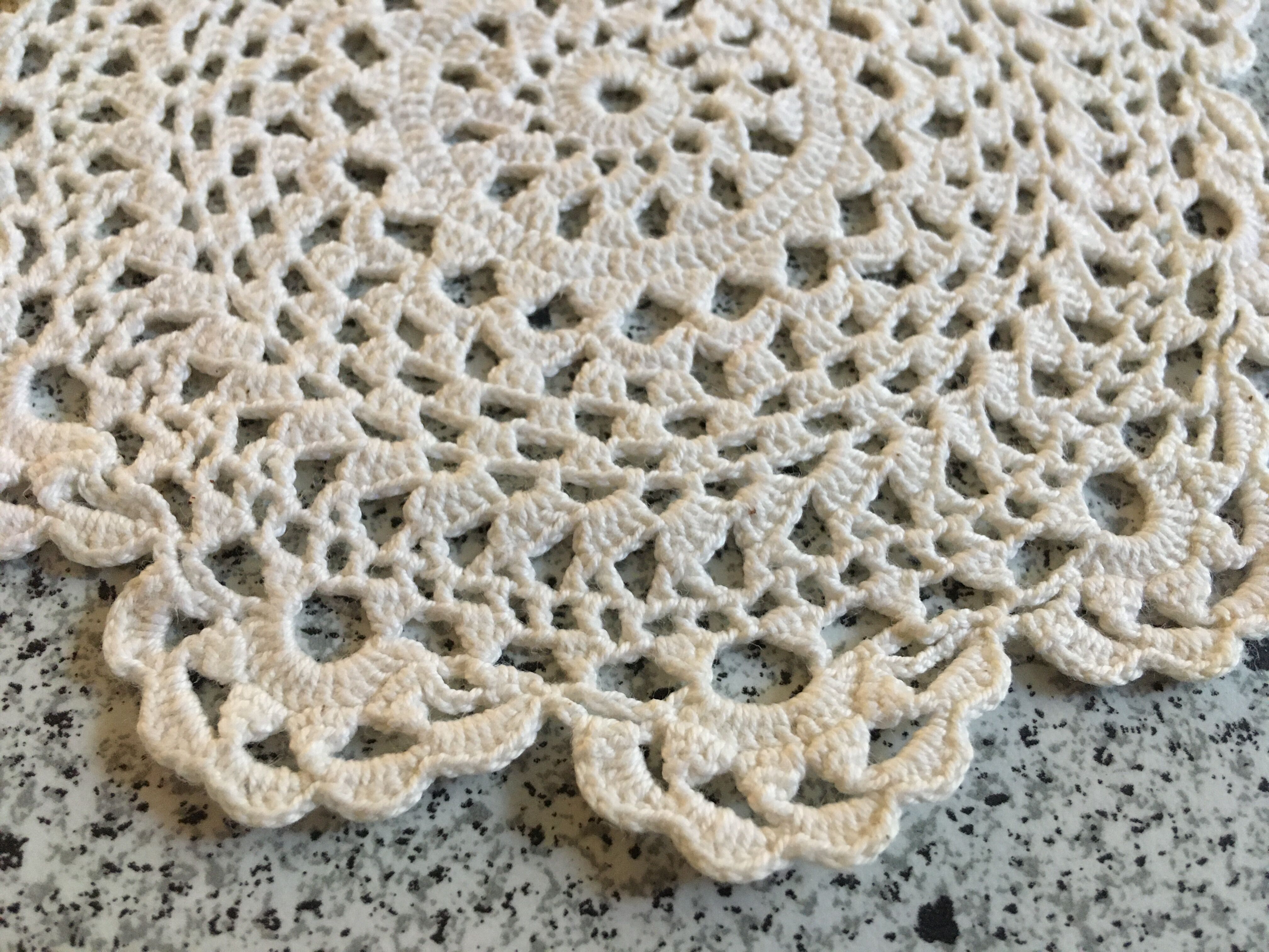 Small vintage round placemat Ø14