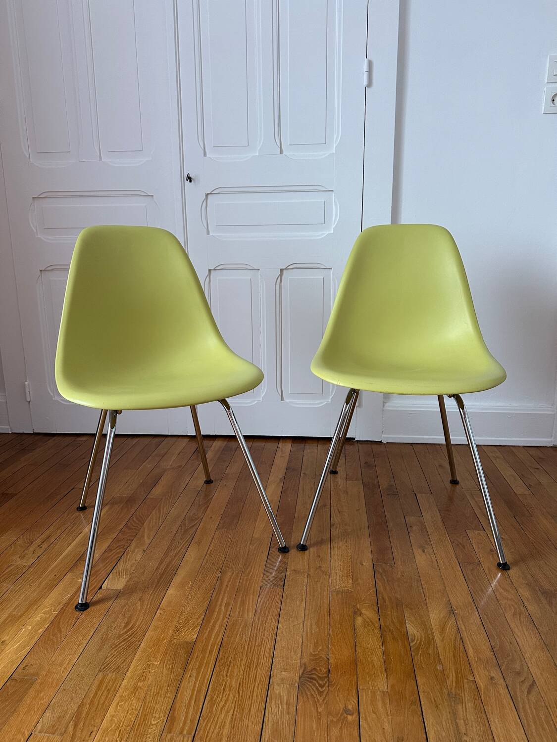 2 DSX chairs by Charles & Ray Eames