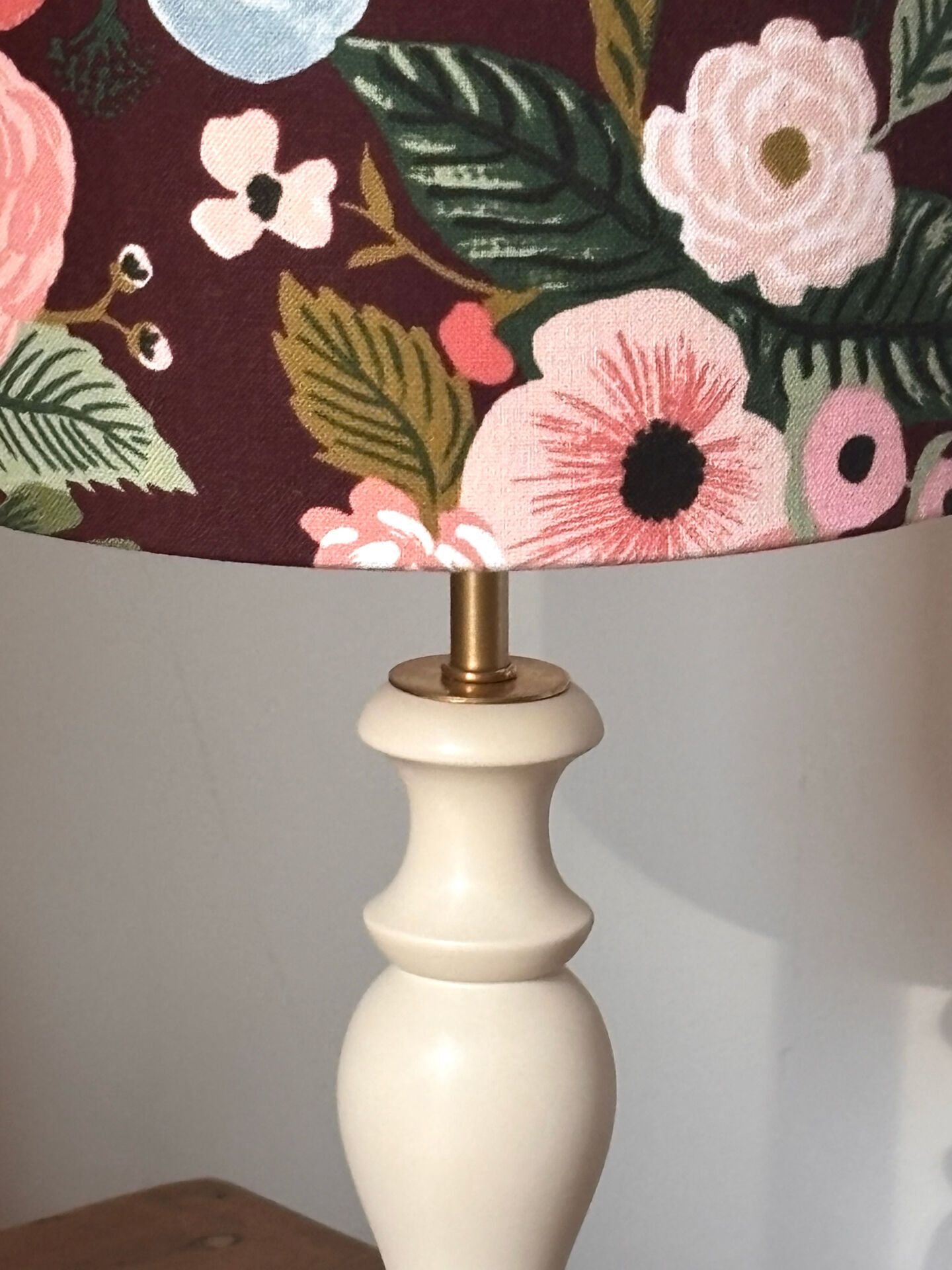 Lampe vintage rénovée – abat-jour fleuri fait main