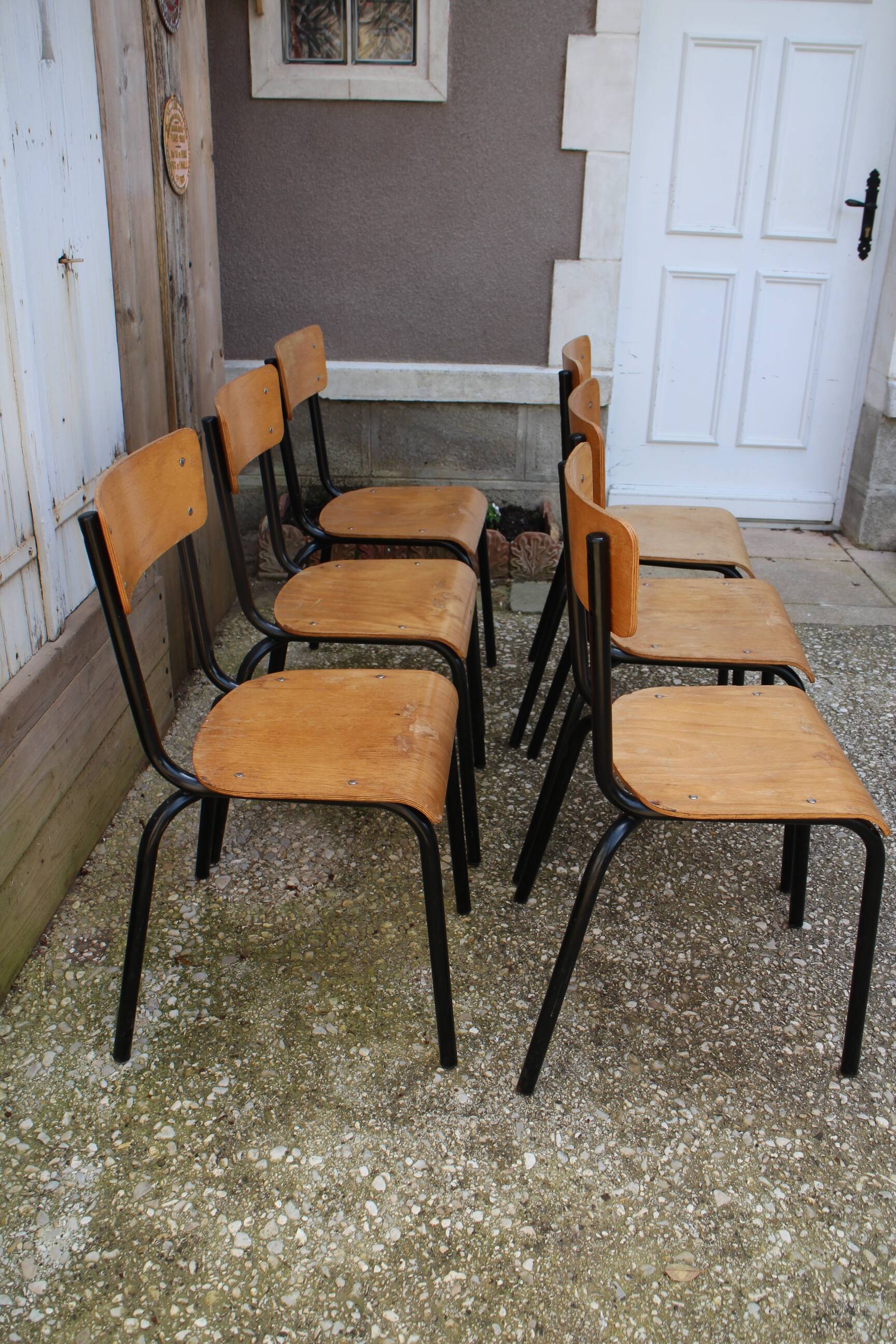 6 chaises d'école en métal noir et bois