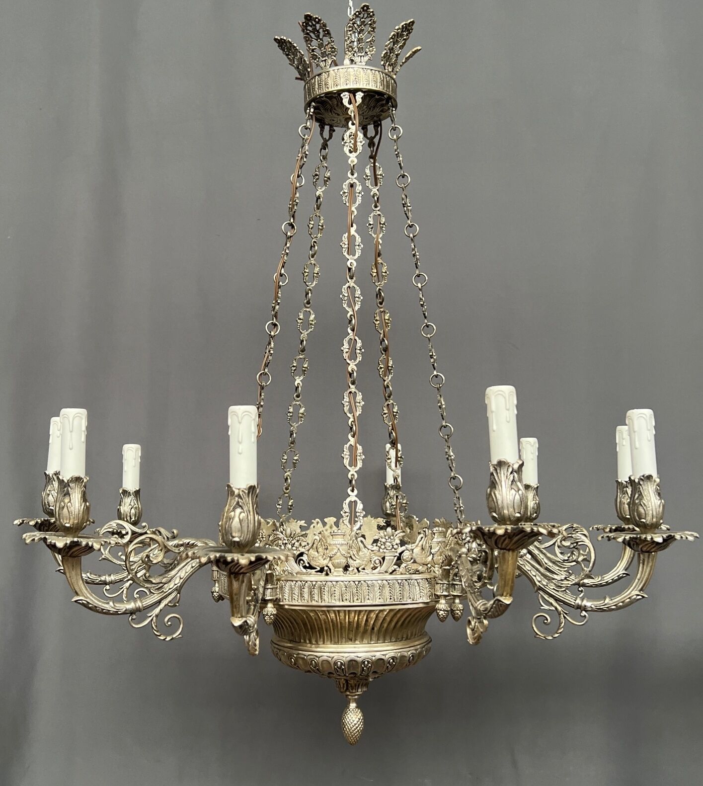Grand lustre ancien rare en bronze massif argenté de style Empire 12 points lumineux.