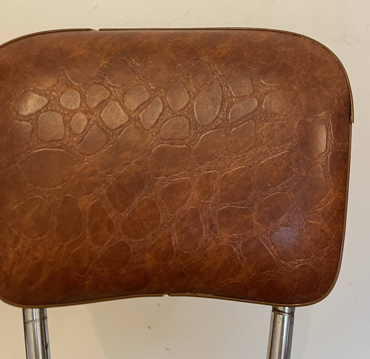 Chaise vintage en skaï marron