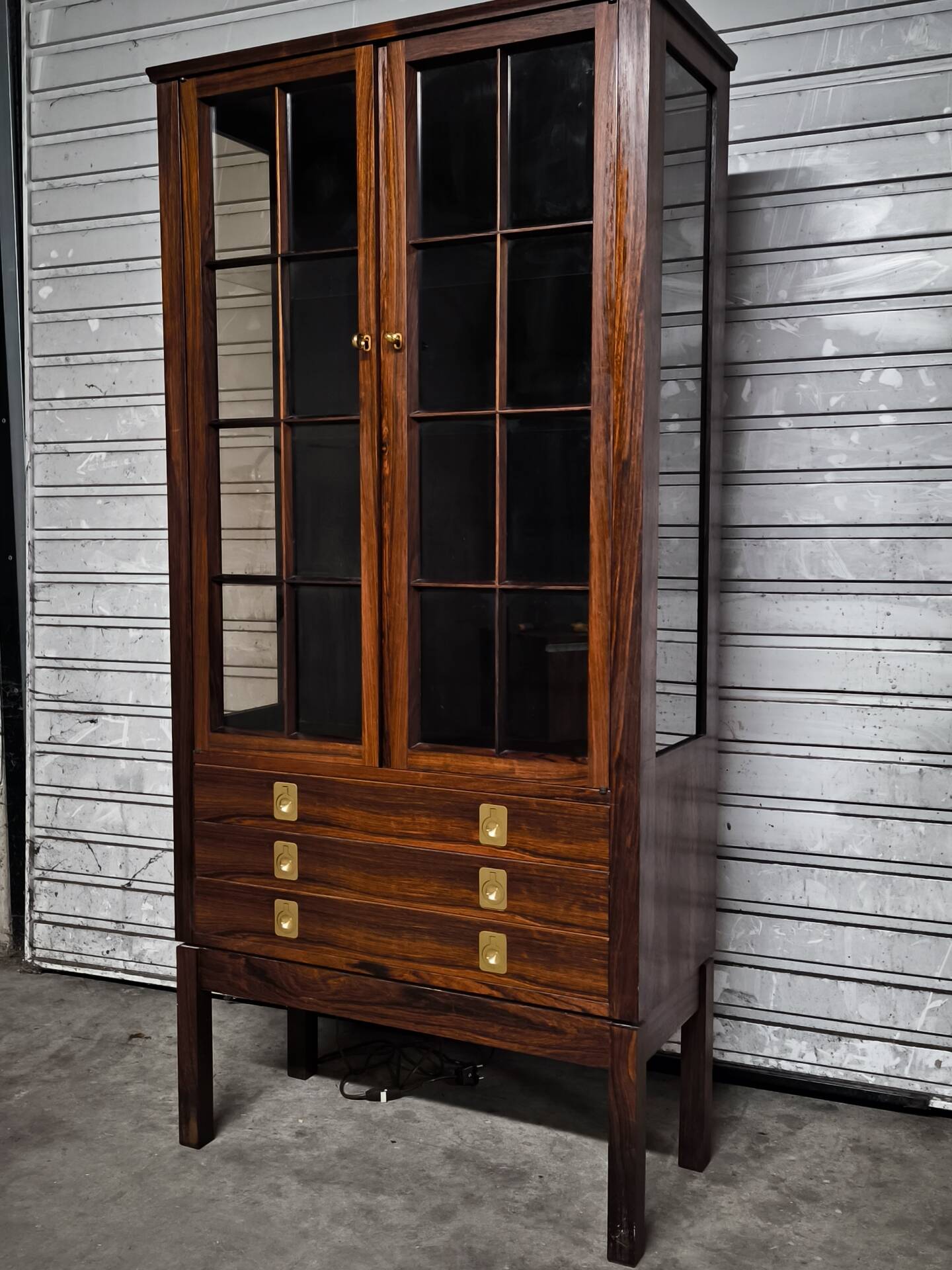 Vintage 1960s Scandinavian display cabinet in rosewood.