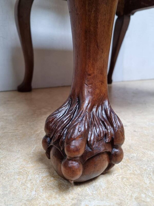 Fauteuil Bergère Chippendale, en acajou sculpté avec cannage et pieds en forme de griffes de lion.