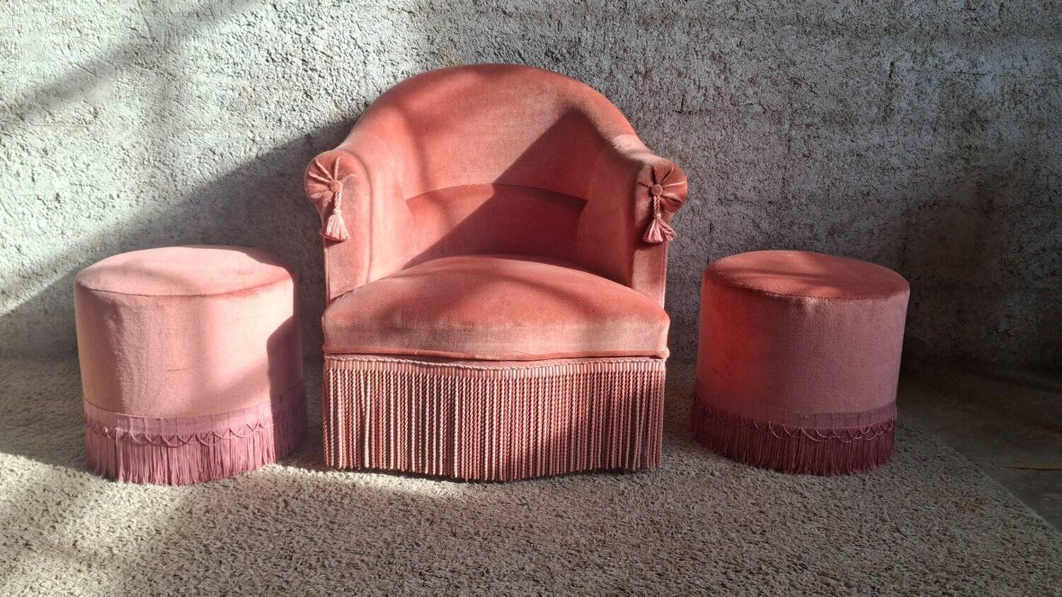 Set of crapaud armchair and 2 Napoleon III pink velvet poufs from the 19th century.
