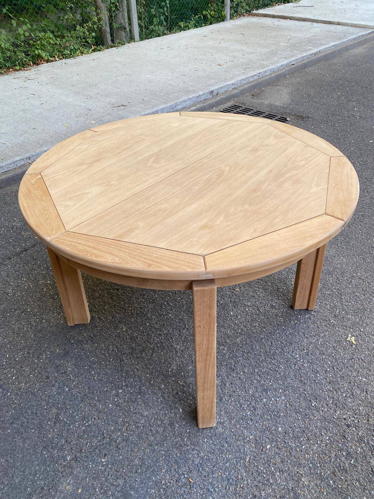 Table à manger scandinave ronde extensible décapée en chêne brut 1970