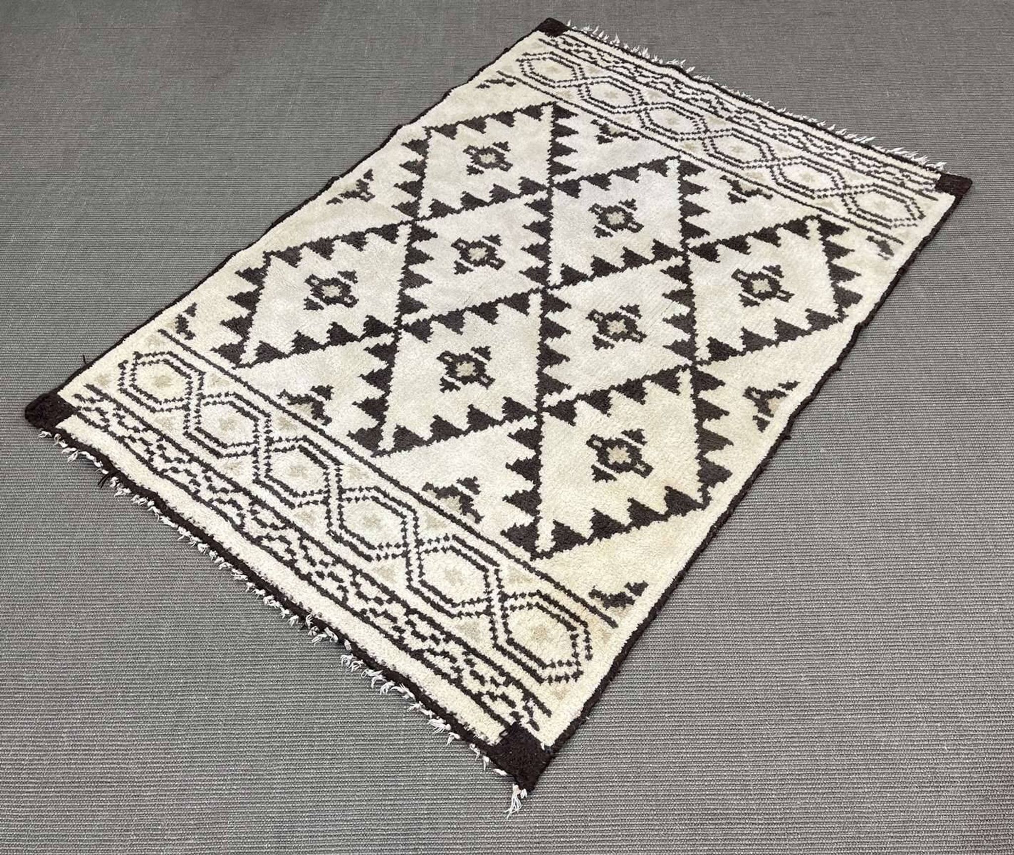 Handmade Moroccan wool rug - 1.70m x 1.20m.