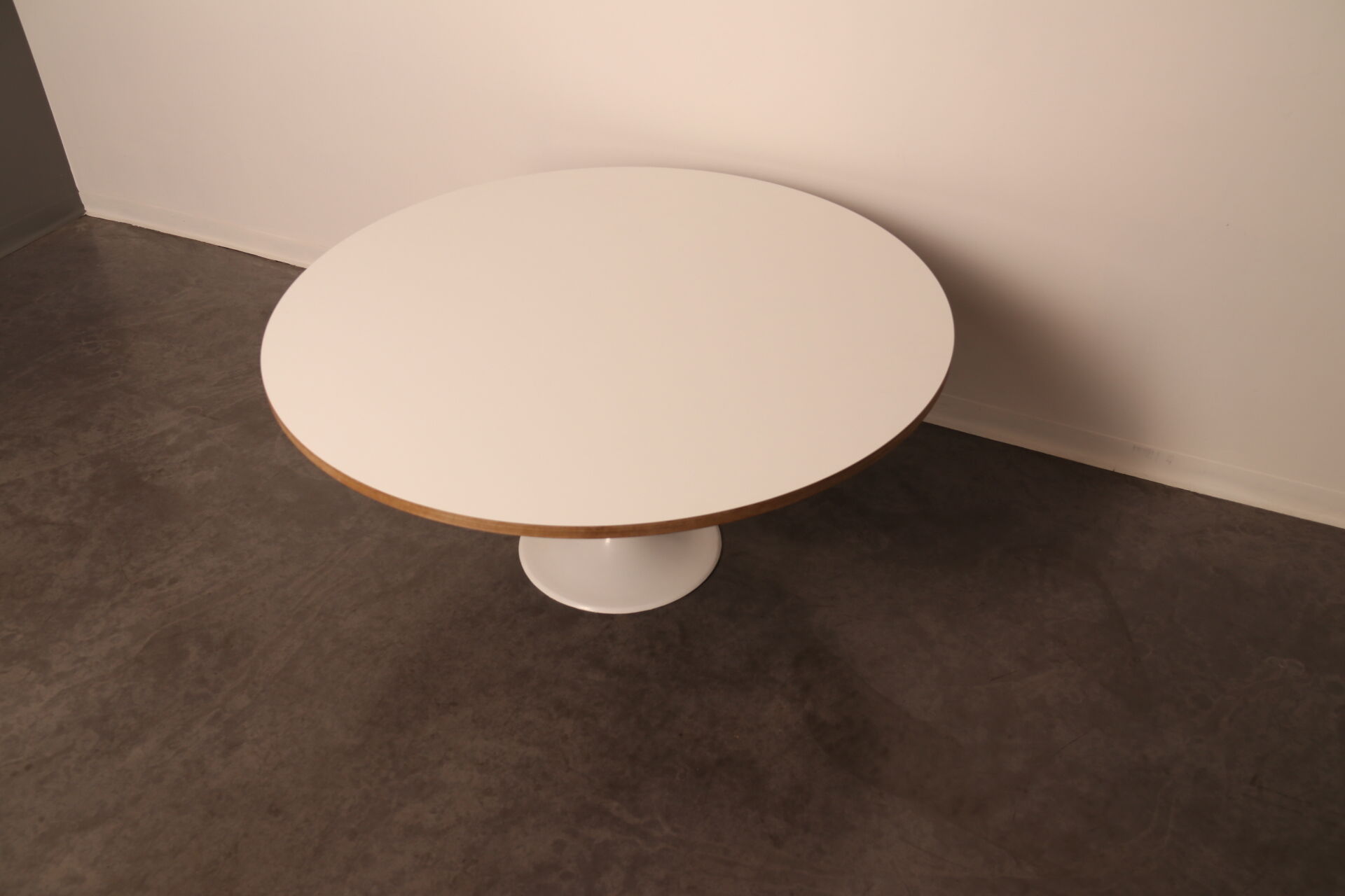 Table basse avec pied tulipe blanche - années 1960