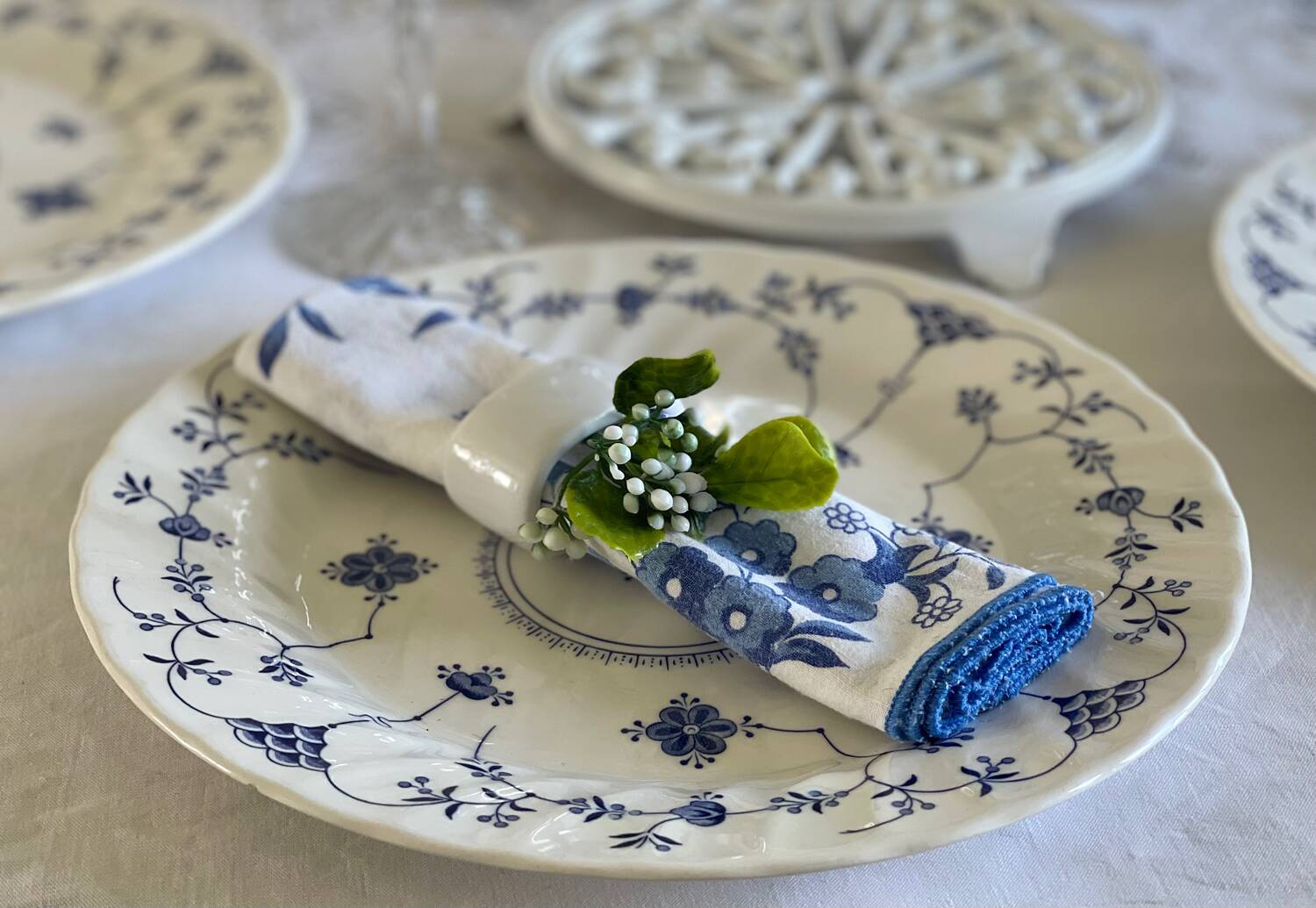 8 English dinner plates