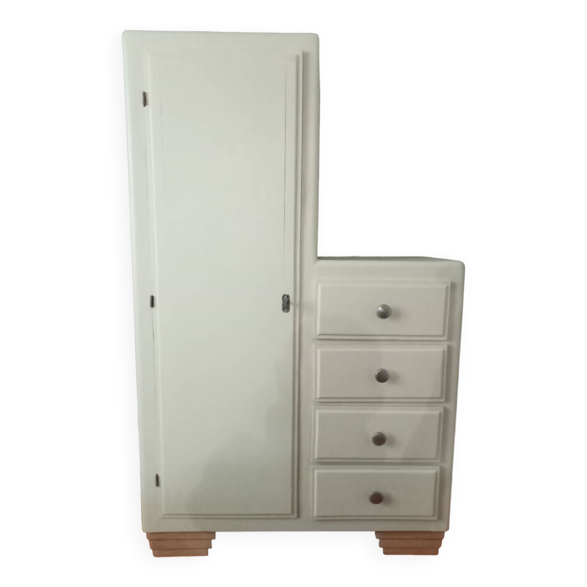 Asymmetrical wardrobe