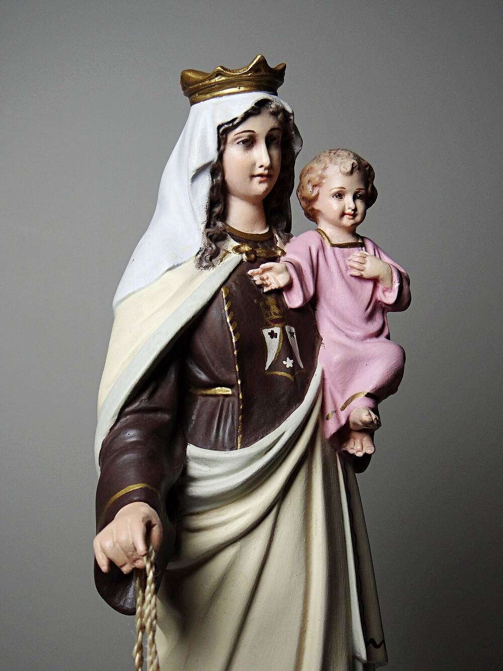 Statuette stuc ND du Mont Carmel, ateliers Olot, yeux en verre, 1920-1930