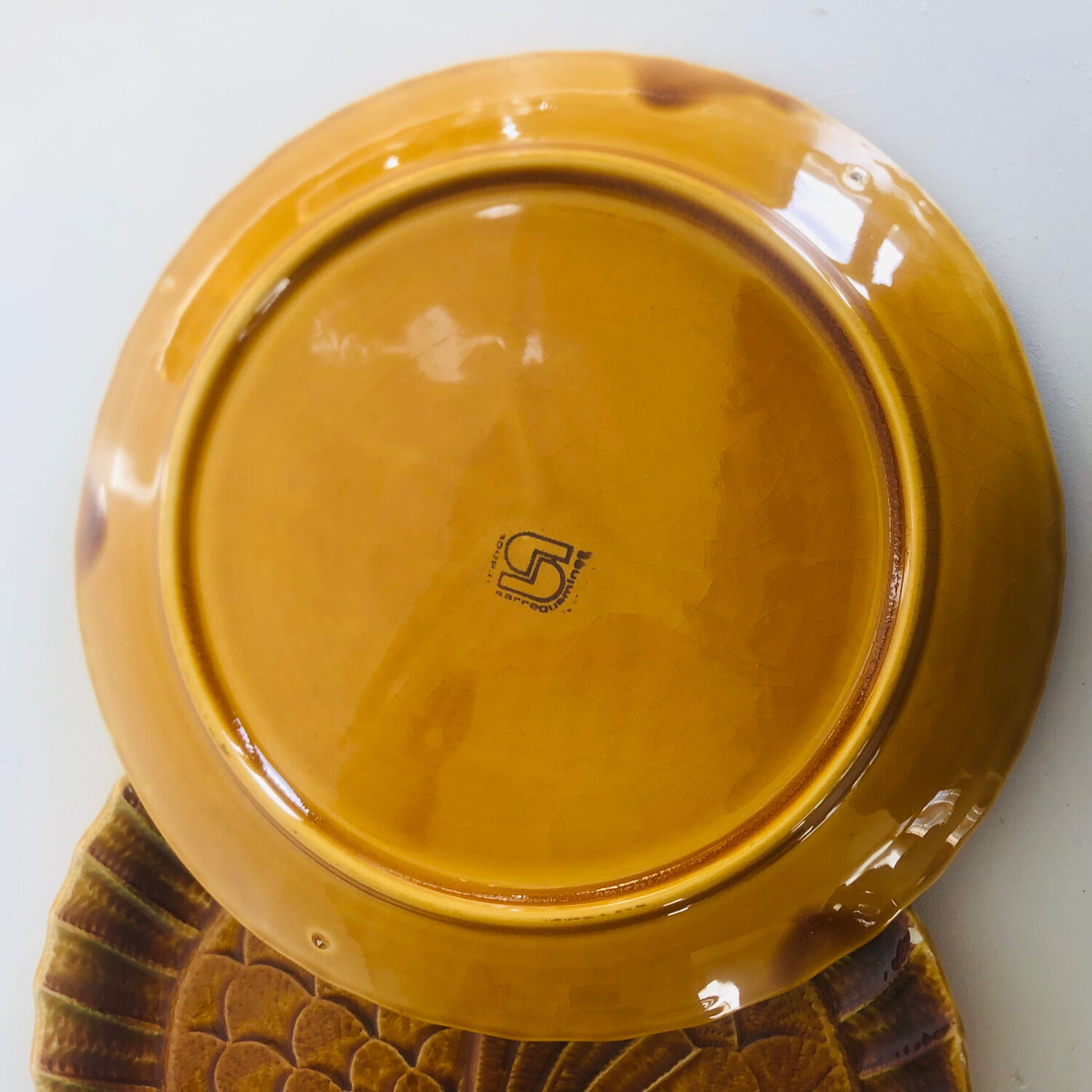 Lot de 2 plats en barbotine Sarreguemines décor poissons