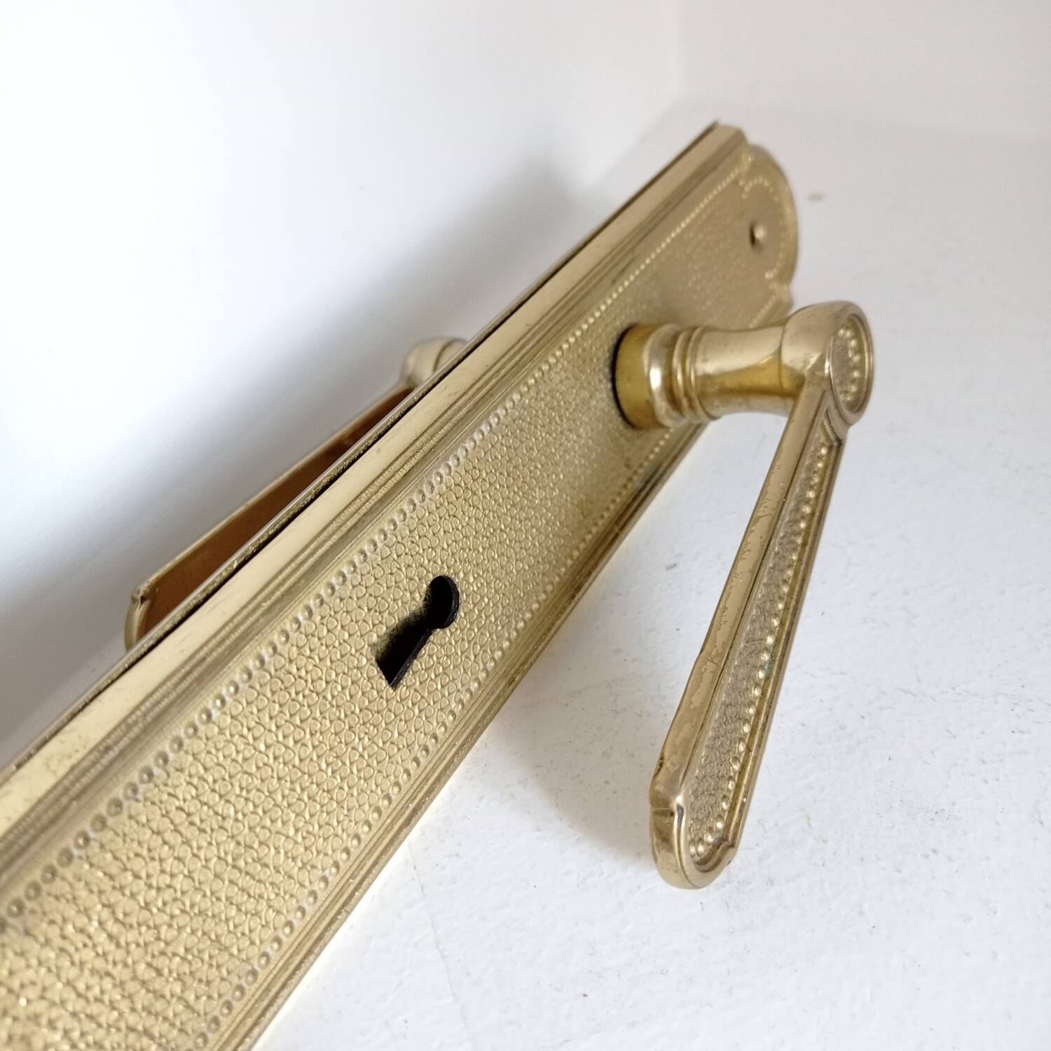 Pearlized contour door handles