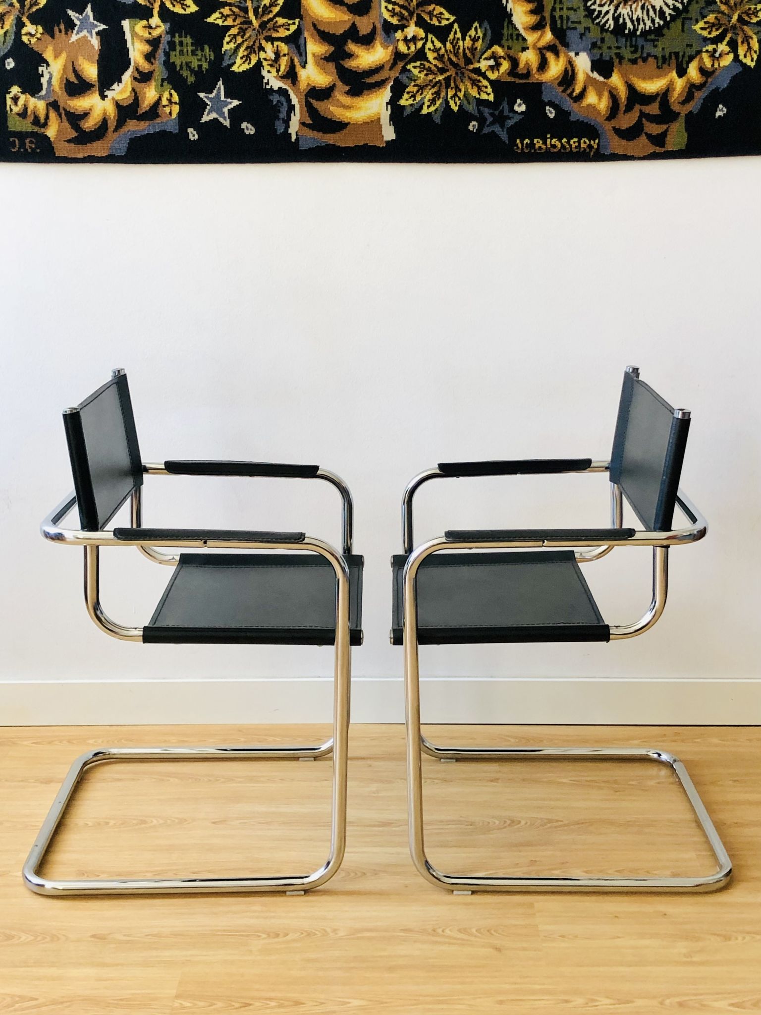 Pair of tubular armchairs in metal and leather Style Marcel Breuer