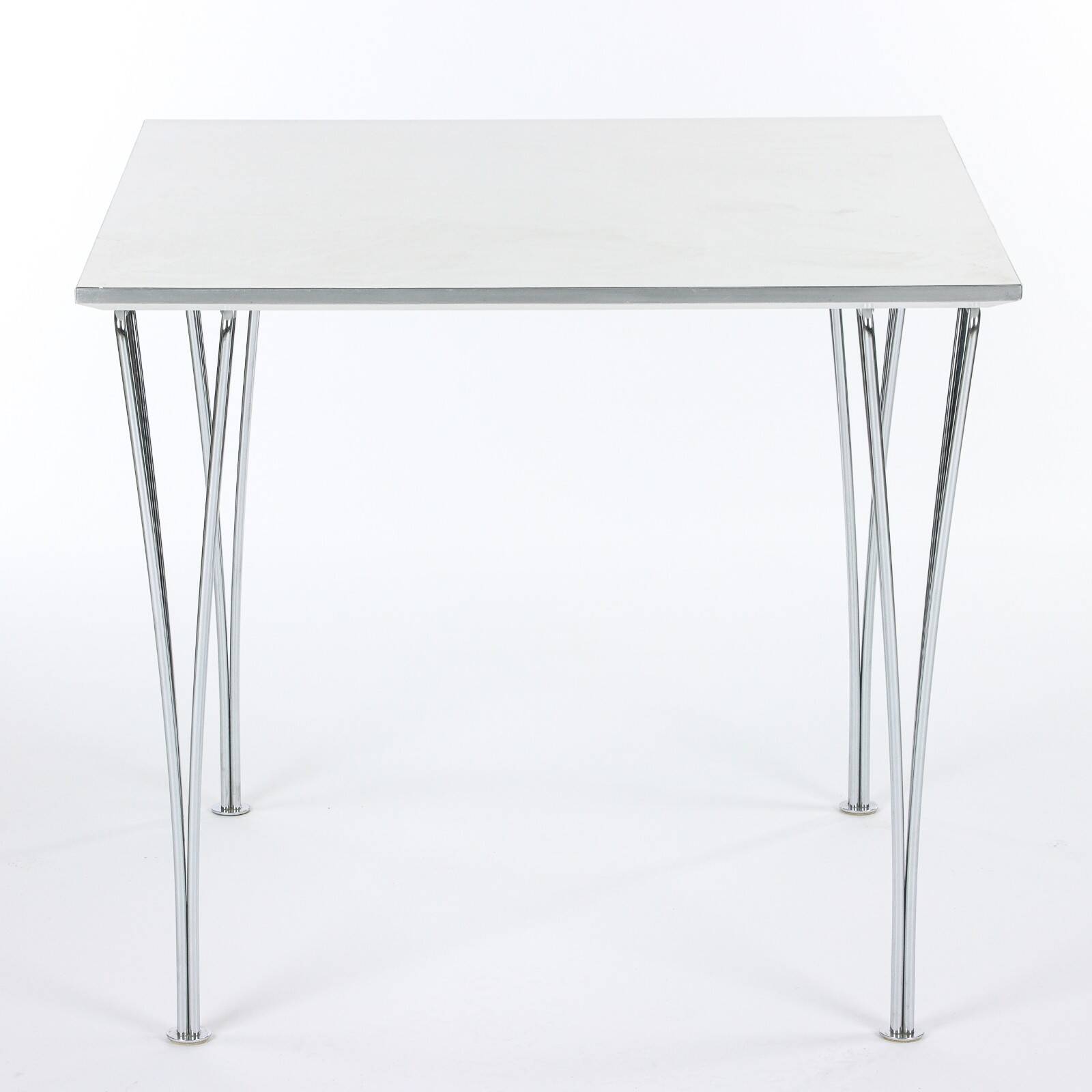 table de Piet Hein et Arne Jacobsen éditée par Fritz Hansen
