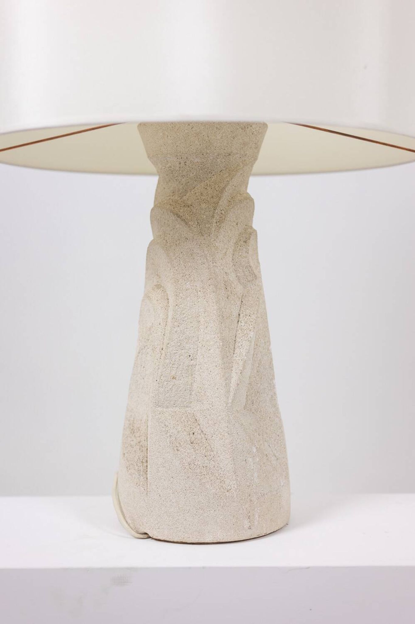 Lampe en pierre sculpté. Années 1970.
