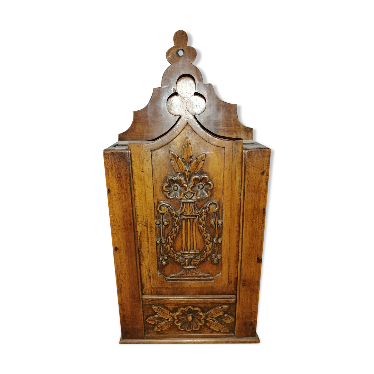 Provencal box walnut with flour or salt