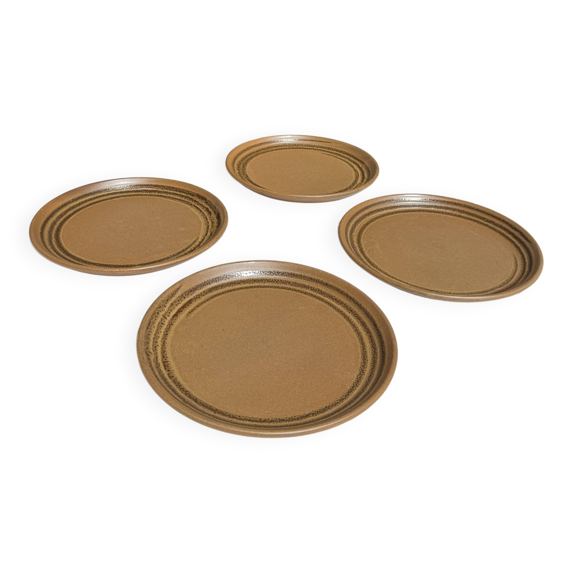 4 assiettes en grès brun