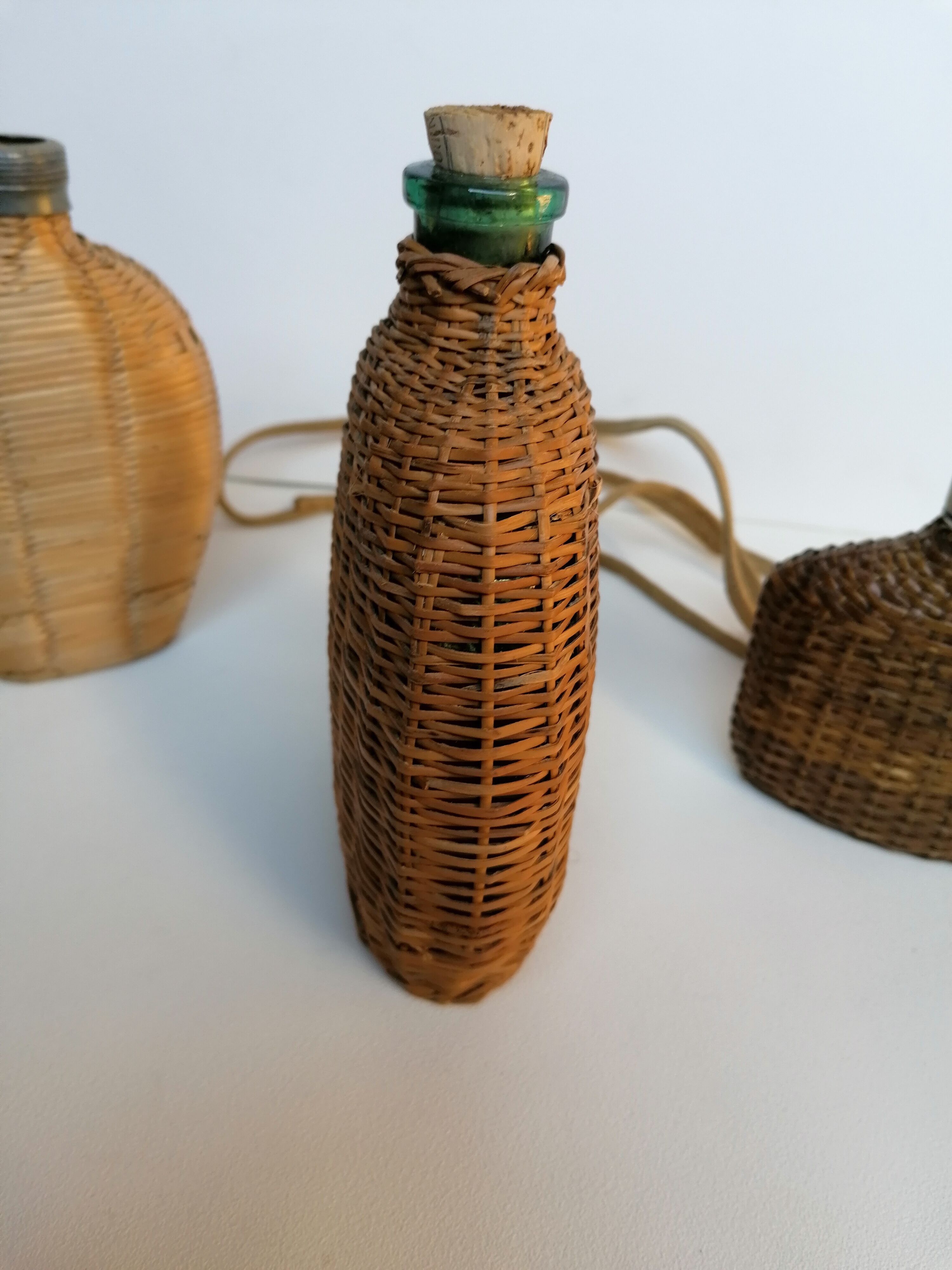 Trio de bouteilles en osier tressé