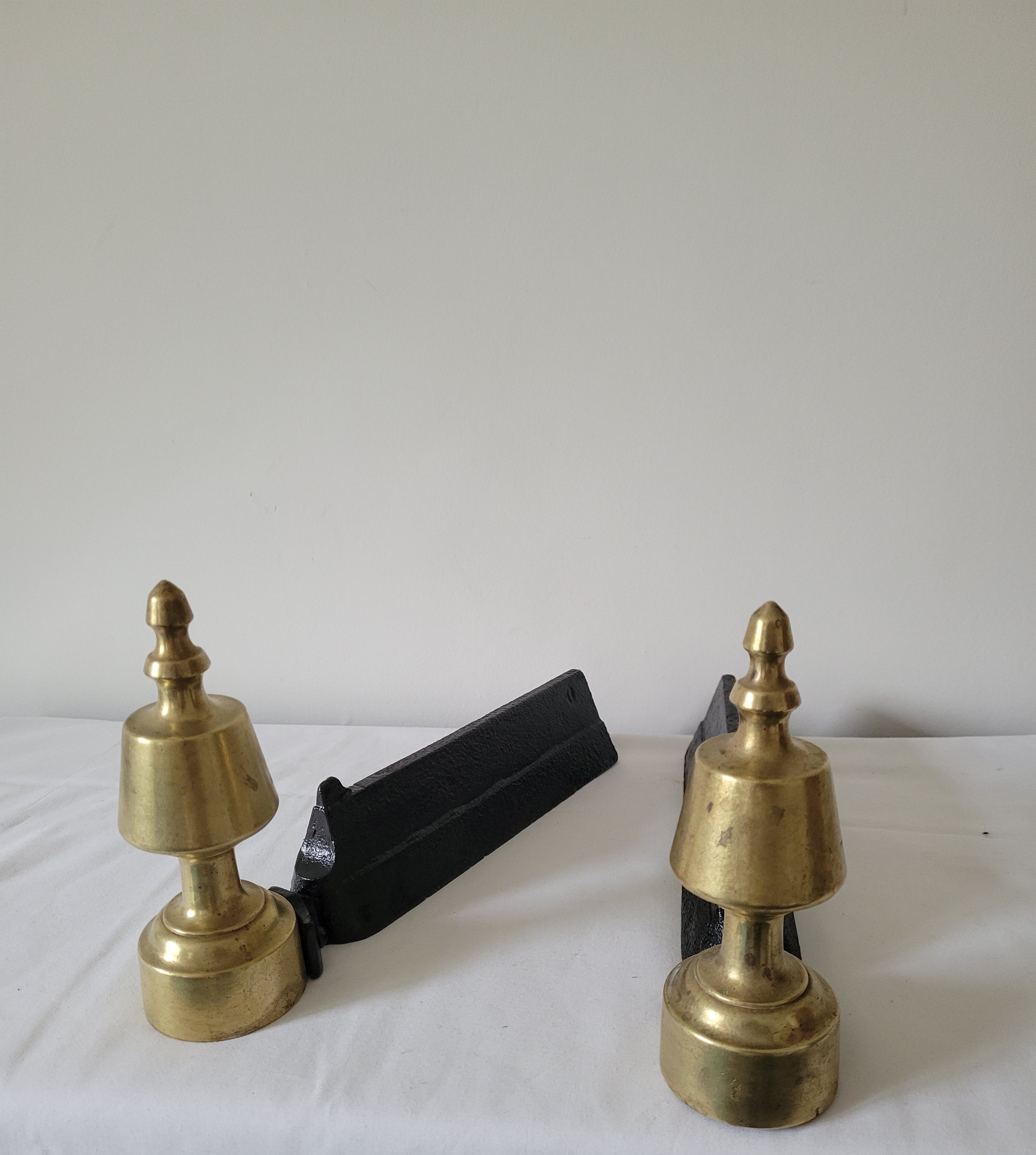 Paire de chenets en fonte et laiton
