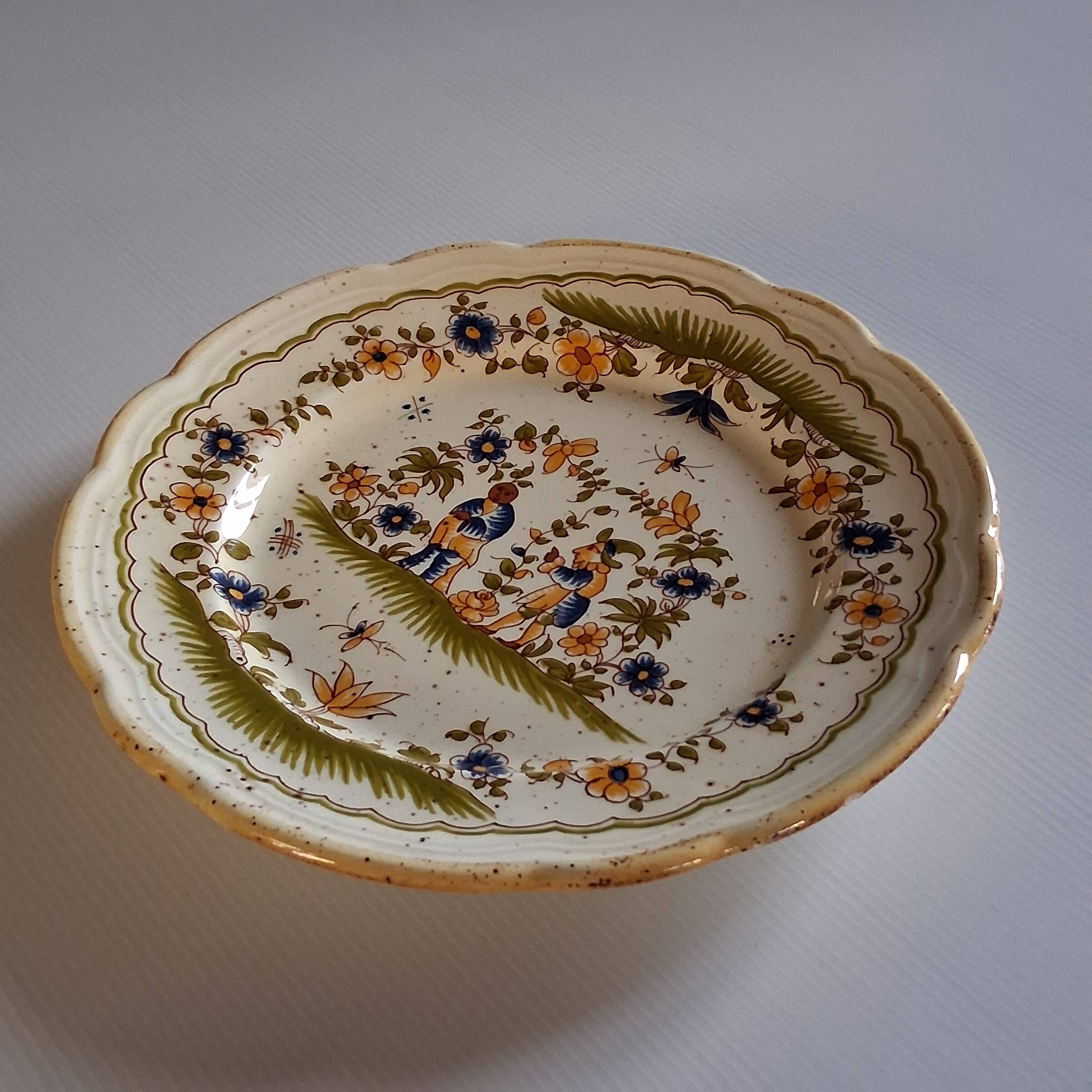 Plate "Reproduction Vieux Moustiers" in very good condition.