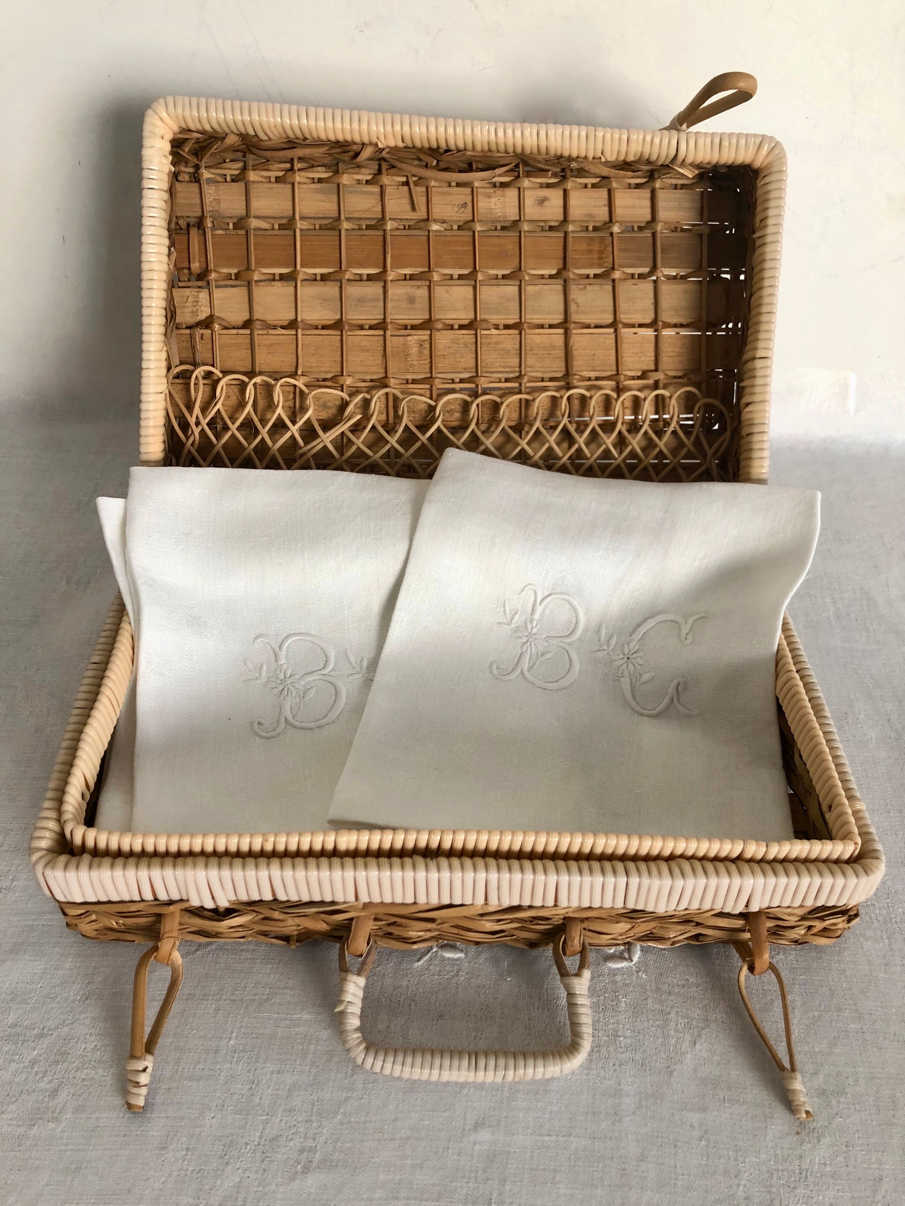 Wicker, wood, scoubidou