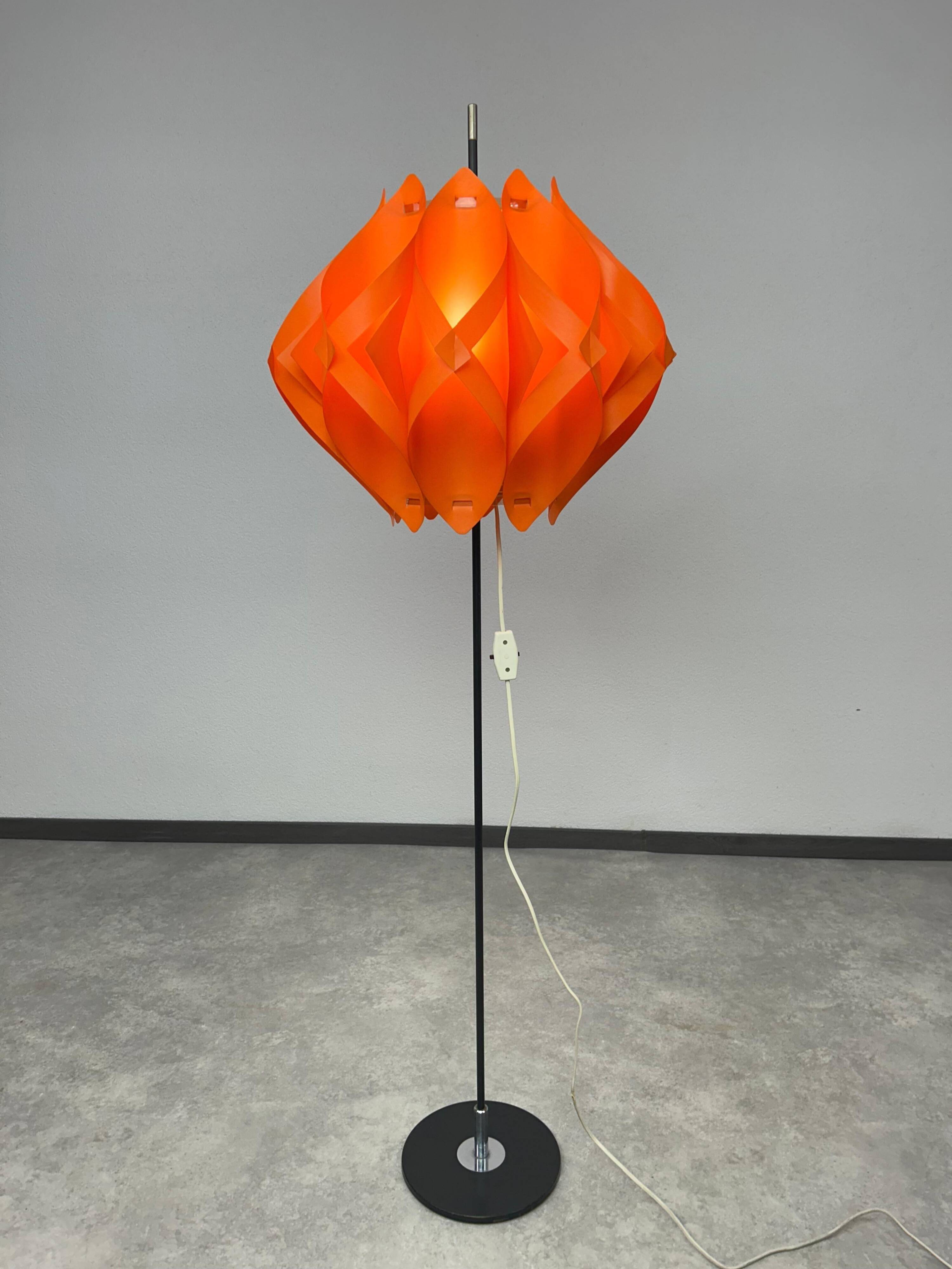 Orange floor lamp by Milanda Havlova - Vest Leuchten