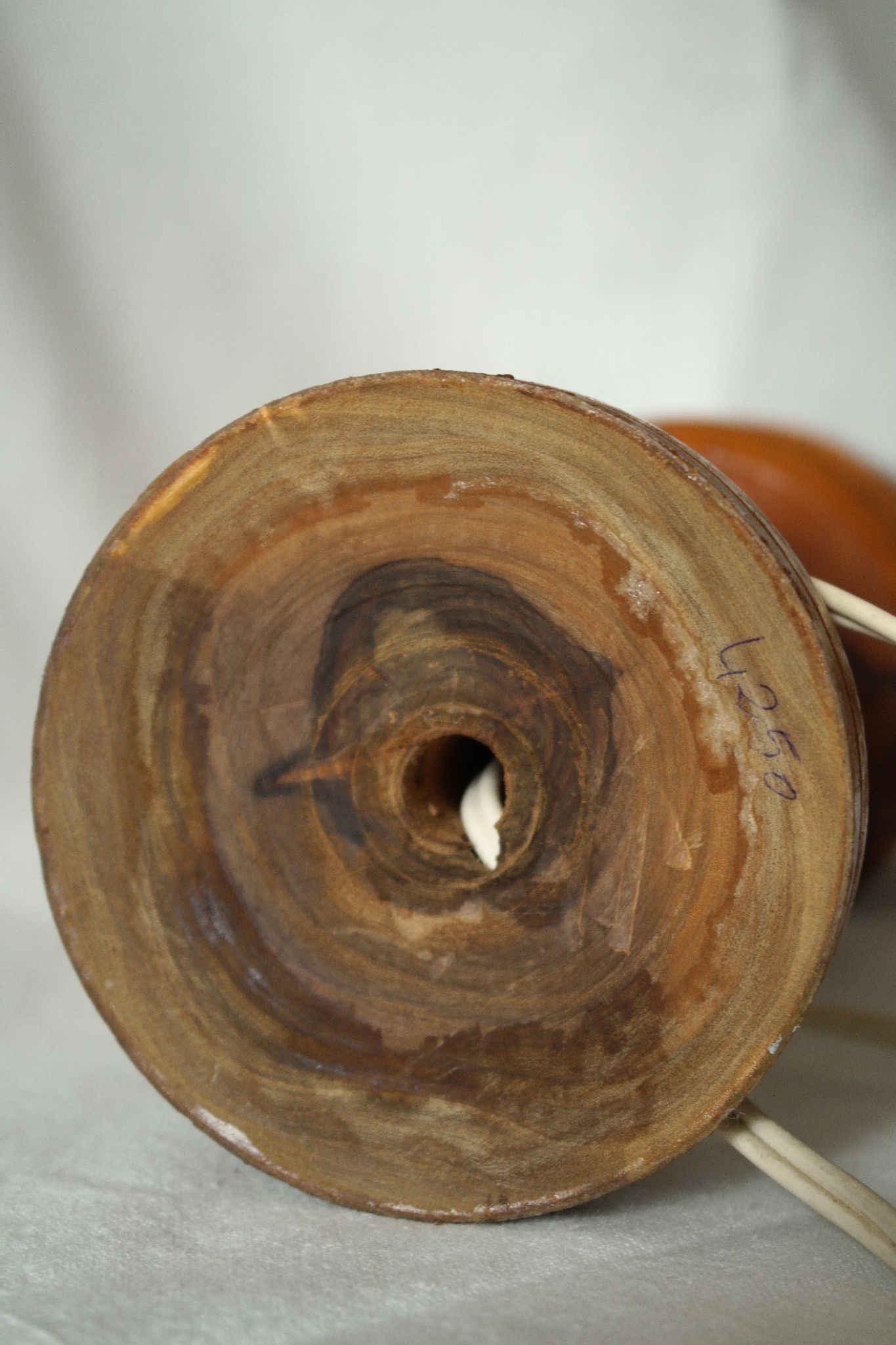 Lampe design vintage en bois d'olivier